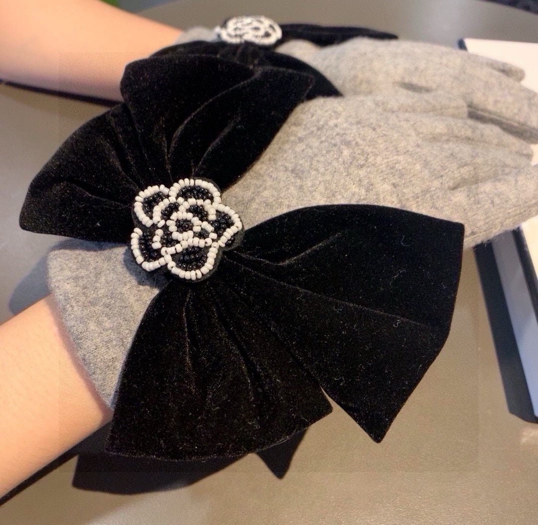 GLOVES IN DOVE GRAY WOOL WITH LARGE BLACK BOW 464994 mysite