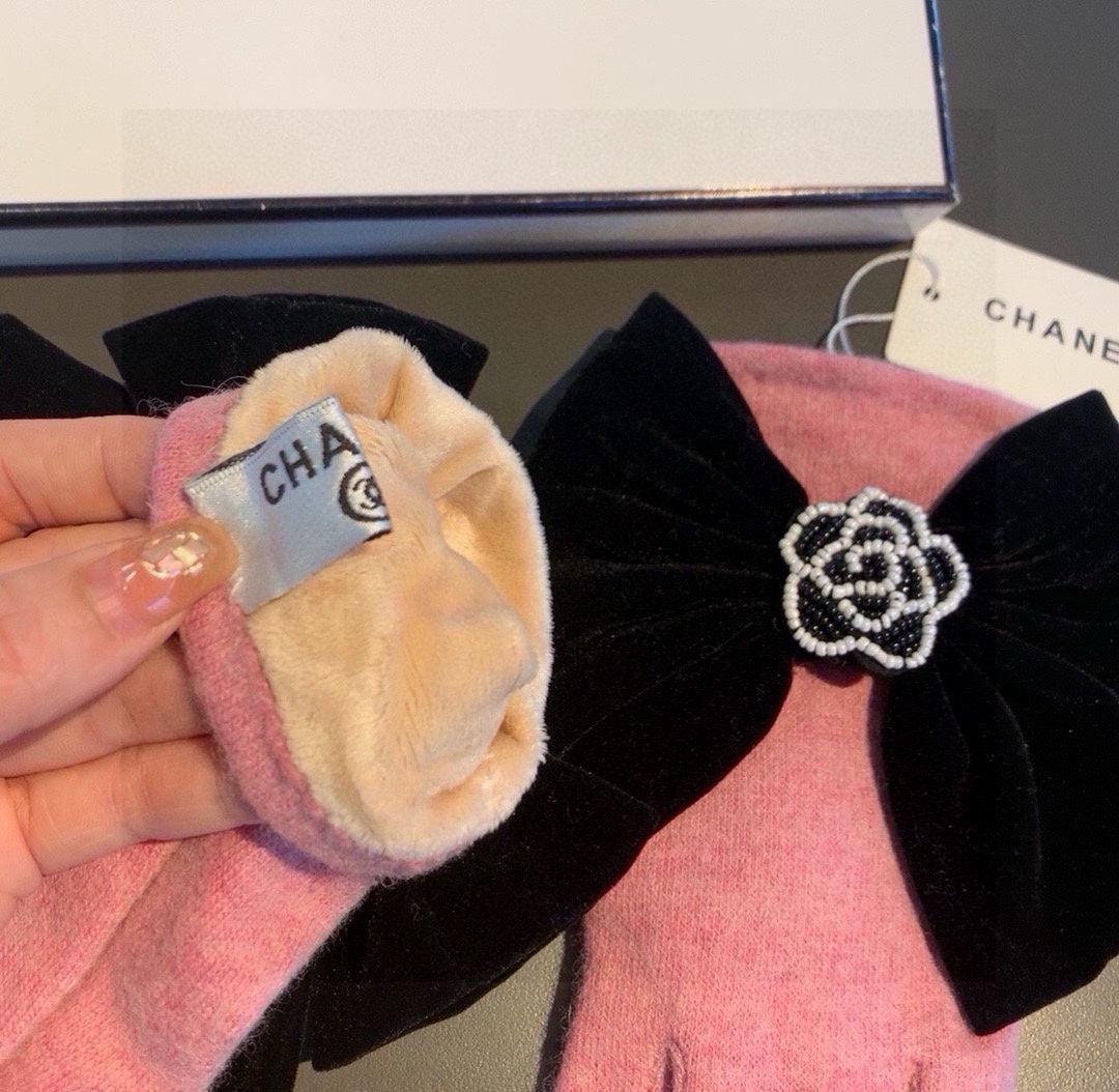 GLOVES IN FLAMINGO PINK WOOL WITH LARGE BLACK BOW 464995 mysite