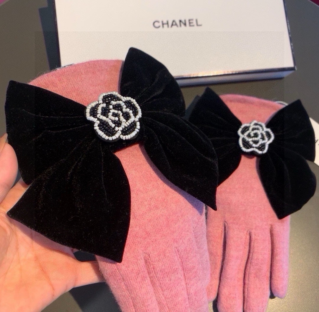 GLOVES IN FLAMINGO PINK WOOL WITH LARGE BLACK BOW 464995 mysite