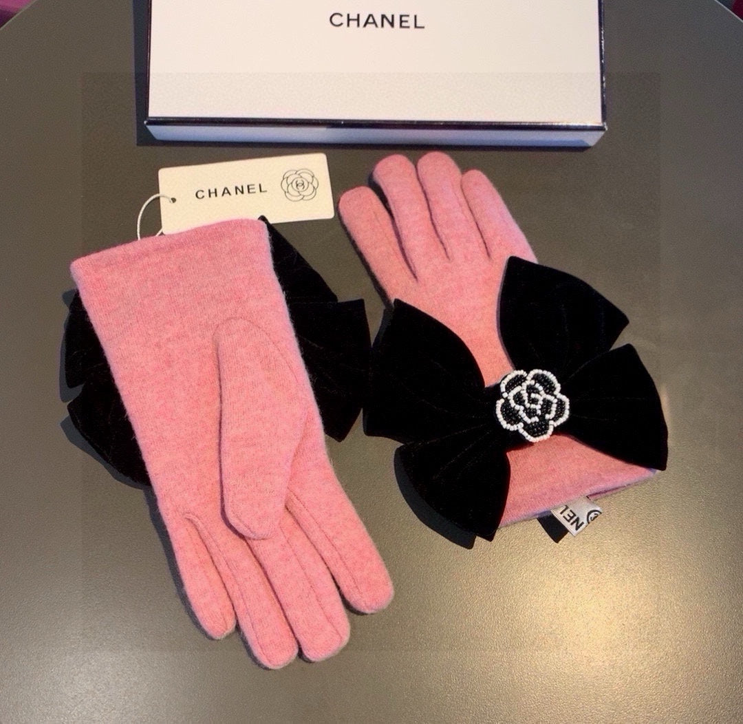 GLOVES IN FLAMINGO PINK WOOL WITH LARGE BLACK BOW 464995 mysite