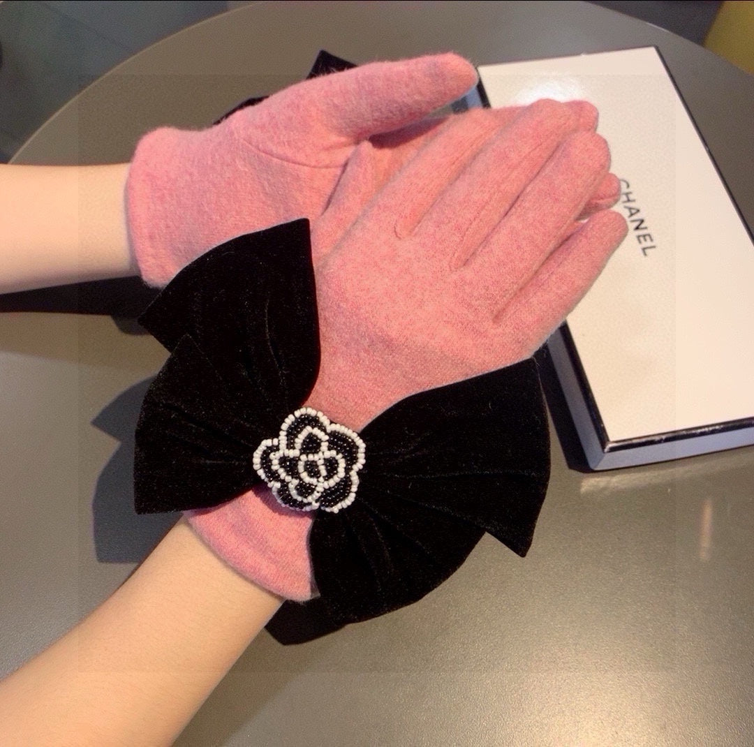 GLOVES IN FLAMINGO PINK WOOL WITH LARGE BLACK BOW 464995 mysite