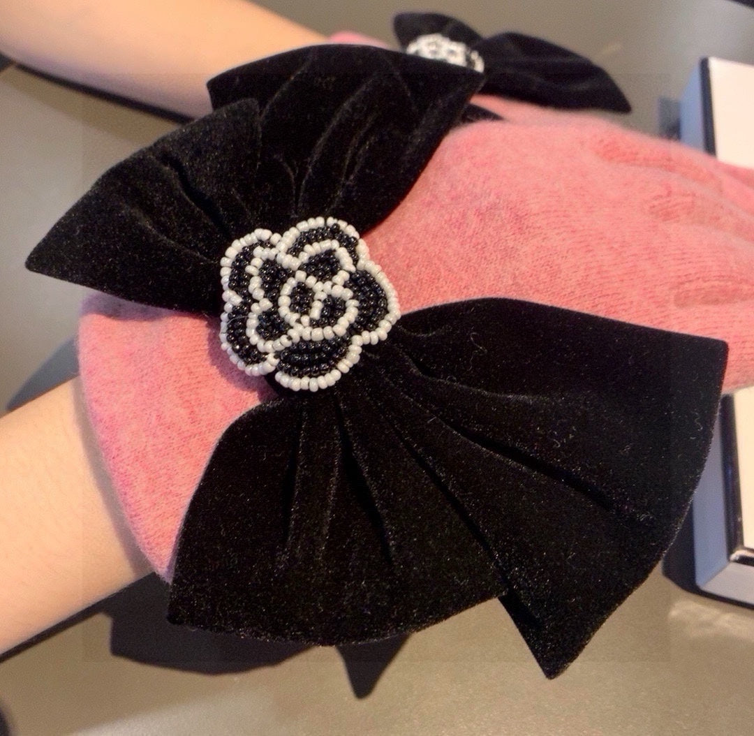 GLOVES IN FLAMINGO PINK WOOL WITH LARGE BLACK BOW 464995 mysite
