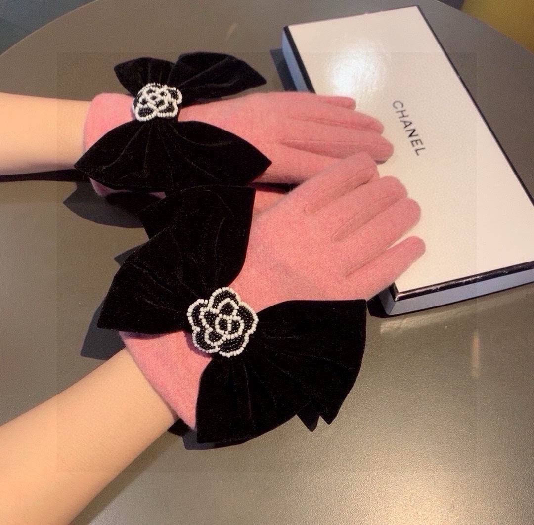 GLOVES IN FLAMINGO PINK WOOL WITH LARGE BLACK BOW 464995 mysite