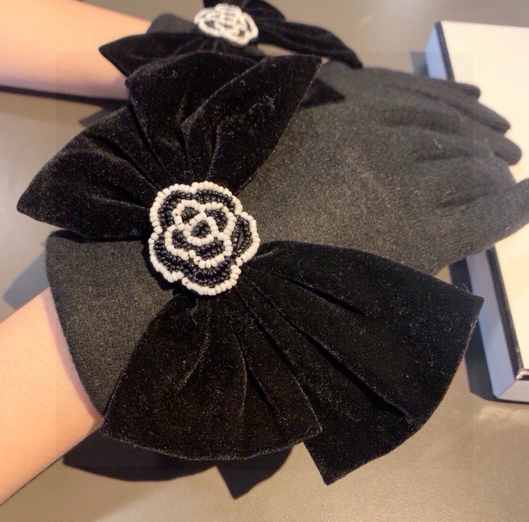 GLOVES IN BLACK WOOL WITH LARGE BOW 464996 mysite