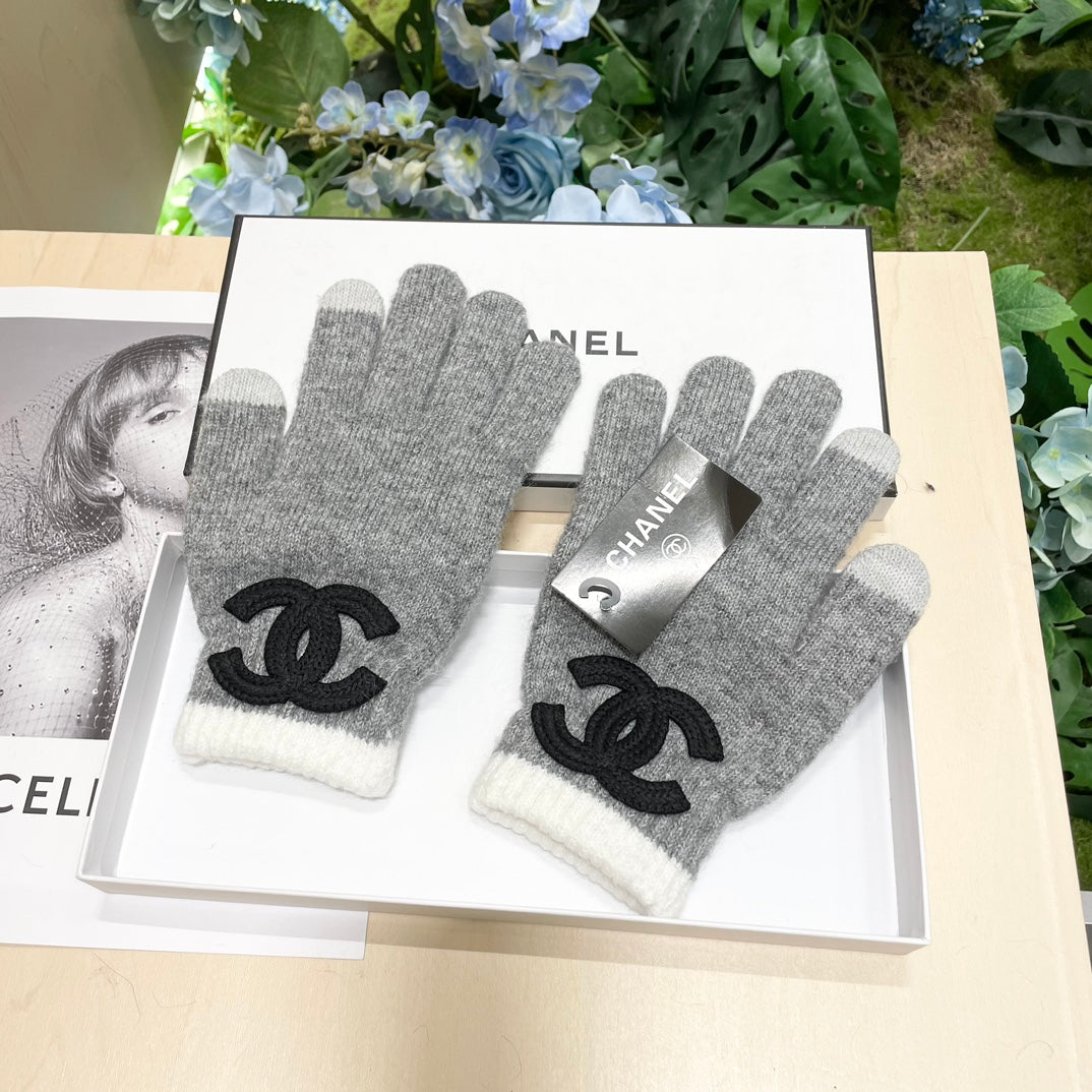 GLOVES IN DOVE GRAY WOOL WITH BLACK LOGO 425404 mysite