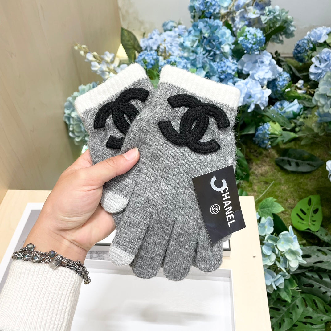 GLOVES IN DOVE GRAY WOOL WITH BLACK LOGO 425404 mysite