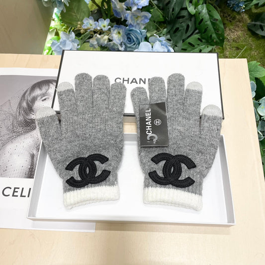 GLOVES IN DOVE GRAY WOOL WITH BLACK LOGO 425404 mysite