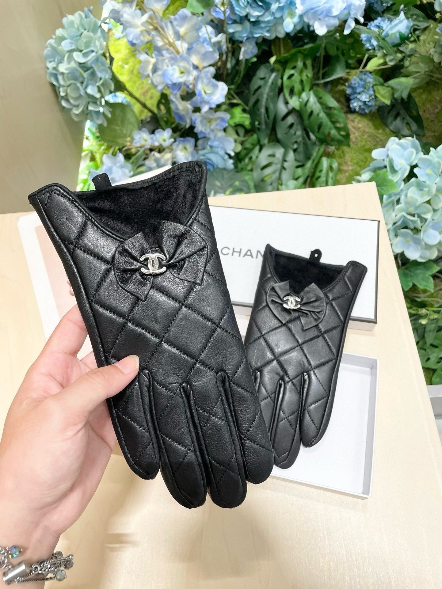 GLOVES IN BLACK LAMBSKIN 462417 mysite