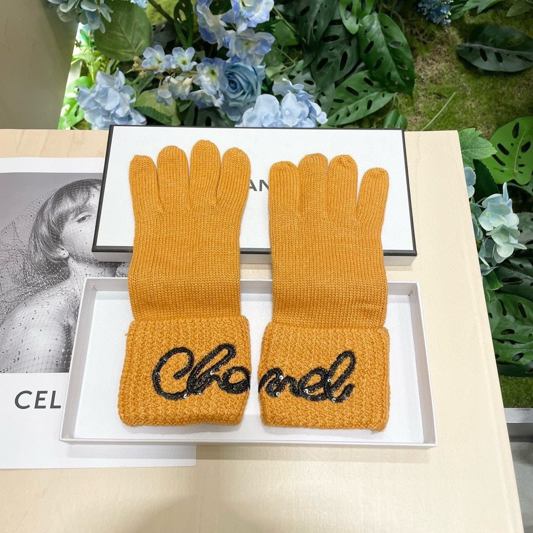 GLOVES IN MUSTARD YELLOW WOOL WITH BLACK LOGO 465776 mysite