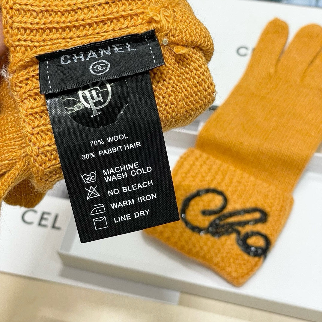 GLOVES IN MUSTARD YELLOW WOOL WITH BLACK LOGO 465776 mysite