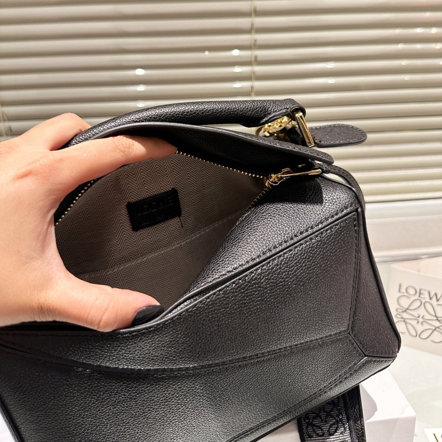 LOE MEDIUM 25 PUZZLE BAG IN BLACK GRAINED CALFSKIN mysite