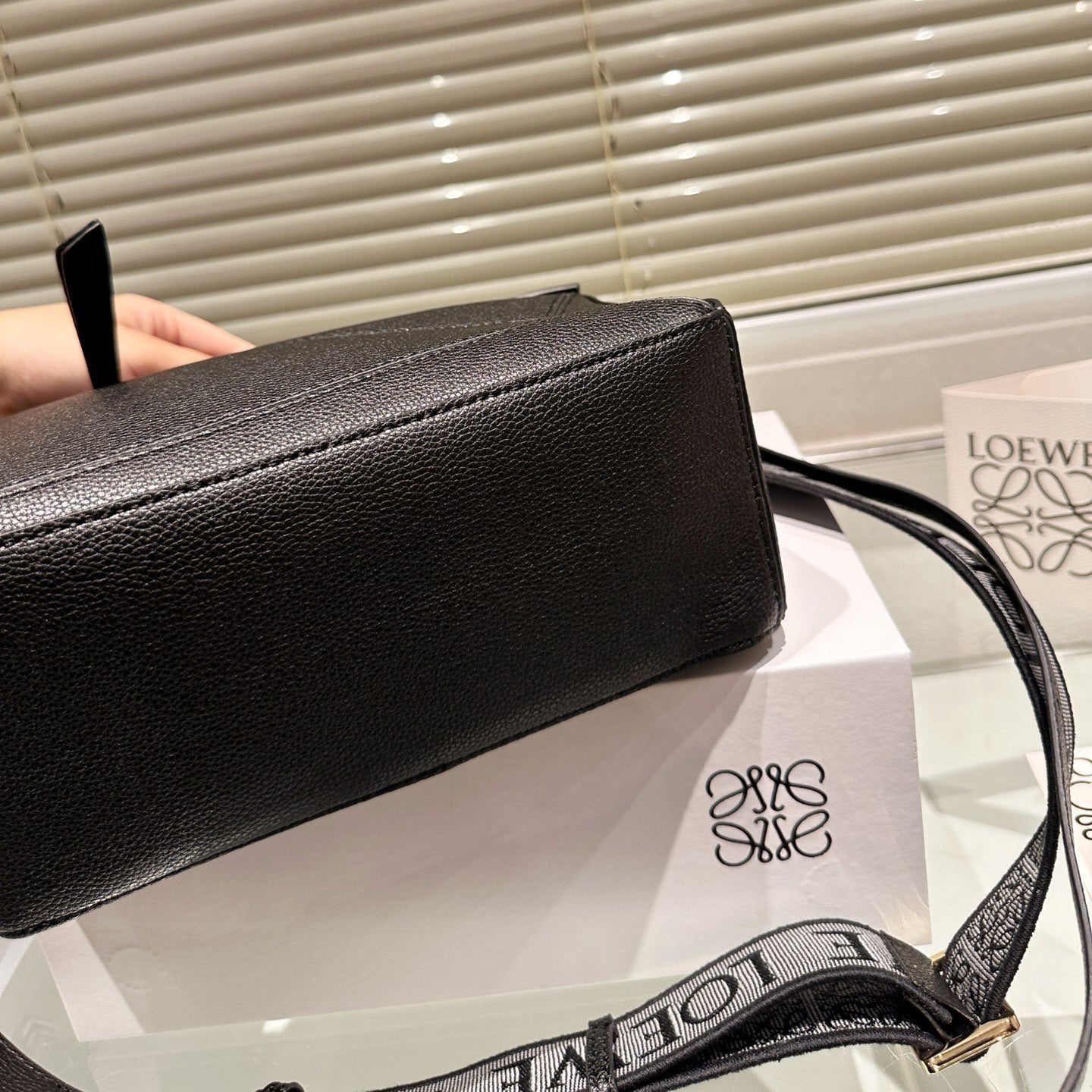 LOE MEDIUM 25 PUZZLE BAG IN BLACK GRAINED CALFSKIN mysite