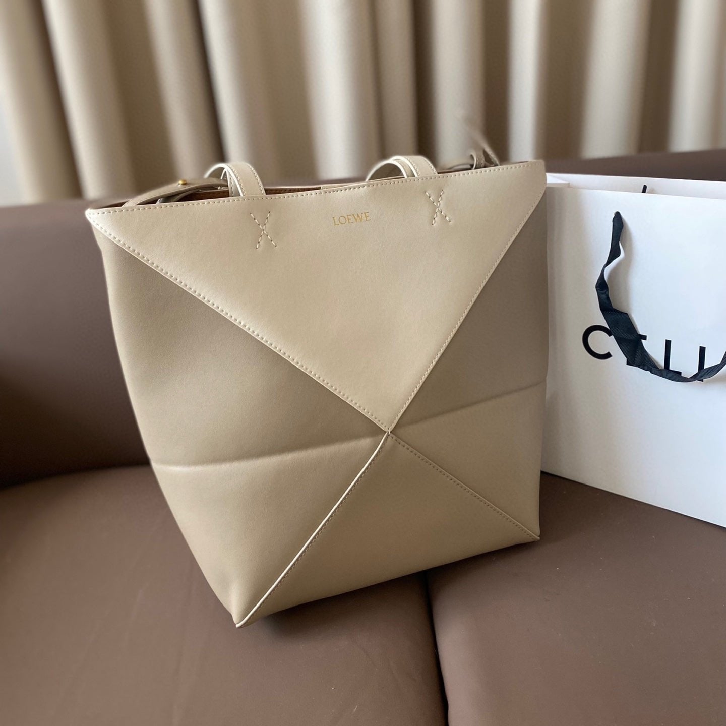 LOE 32 MEDIUM PUZZLE FOLD TOTE IN WHITE MIX PASTEL GREY SHINY CALFSKIN mysite