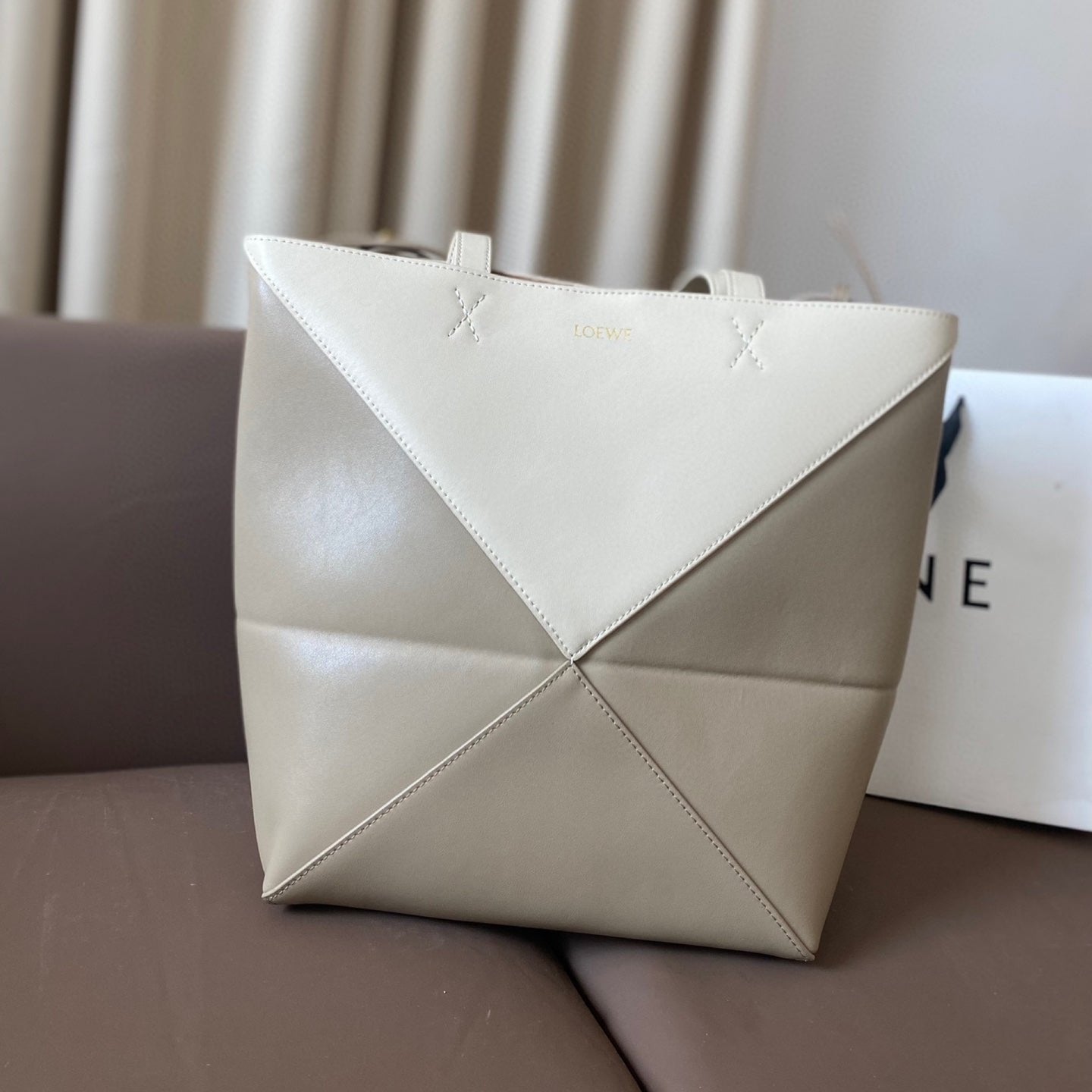 LOE 32 MEDIUM PUZZLE FOLD TOTE IN WHITE MIX PASTEL GREY SHINY CALFSKIN mysite