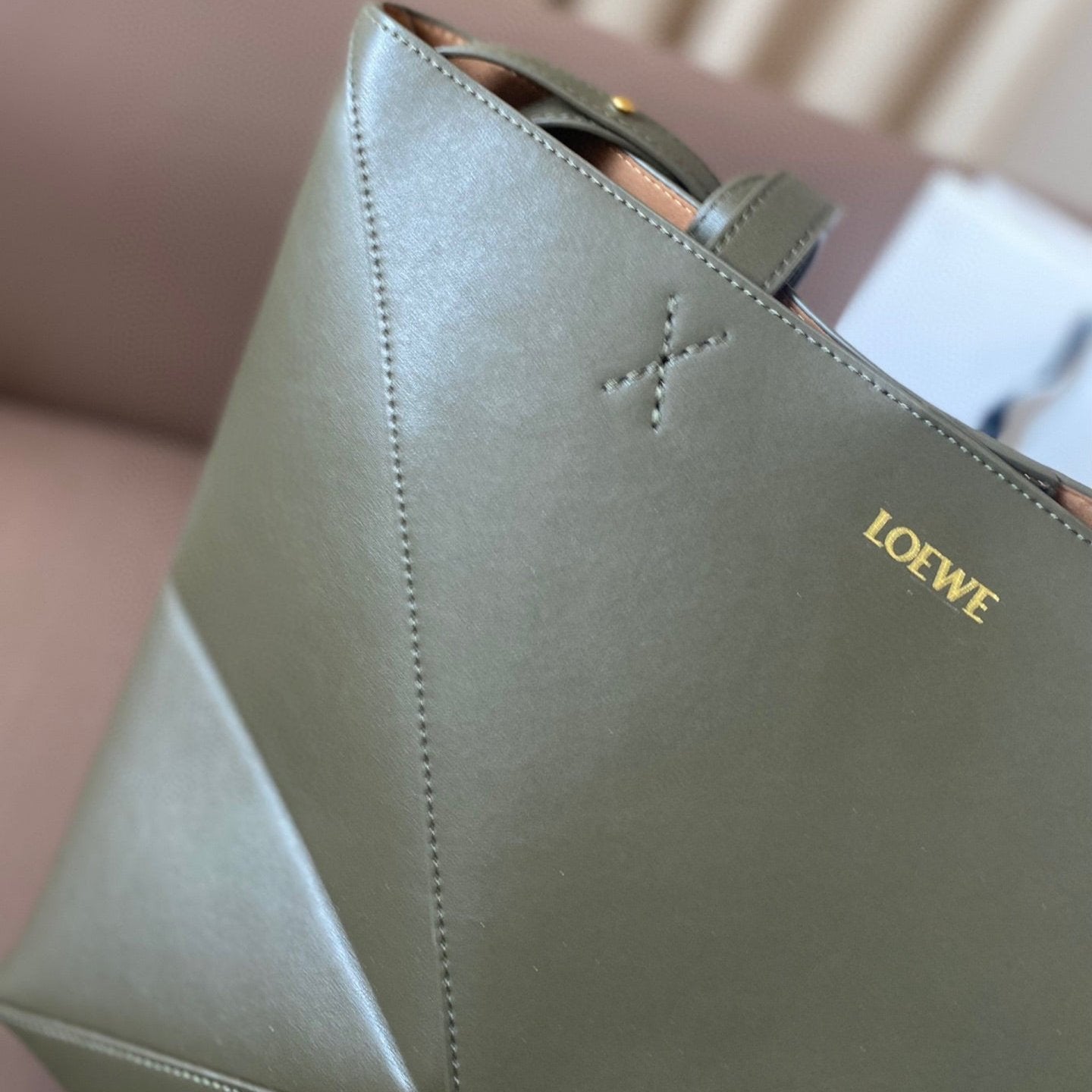 LOE 32 MEDIUM PUZZLE FOLD TOTE IN DARK KHAKI GREEN SHINY CALFSKIN mysite