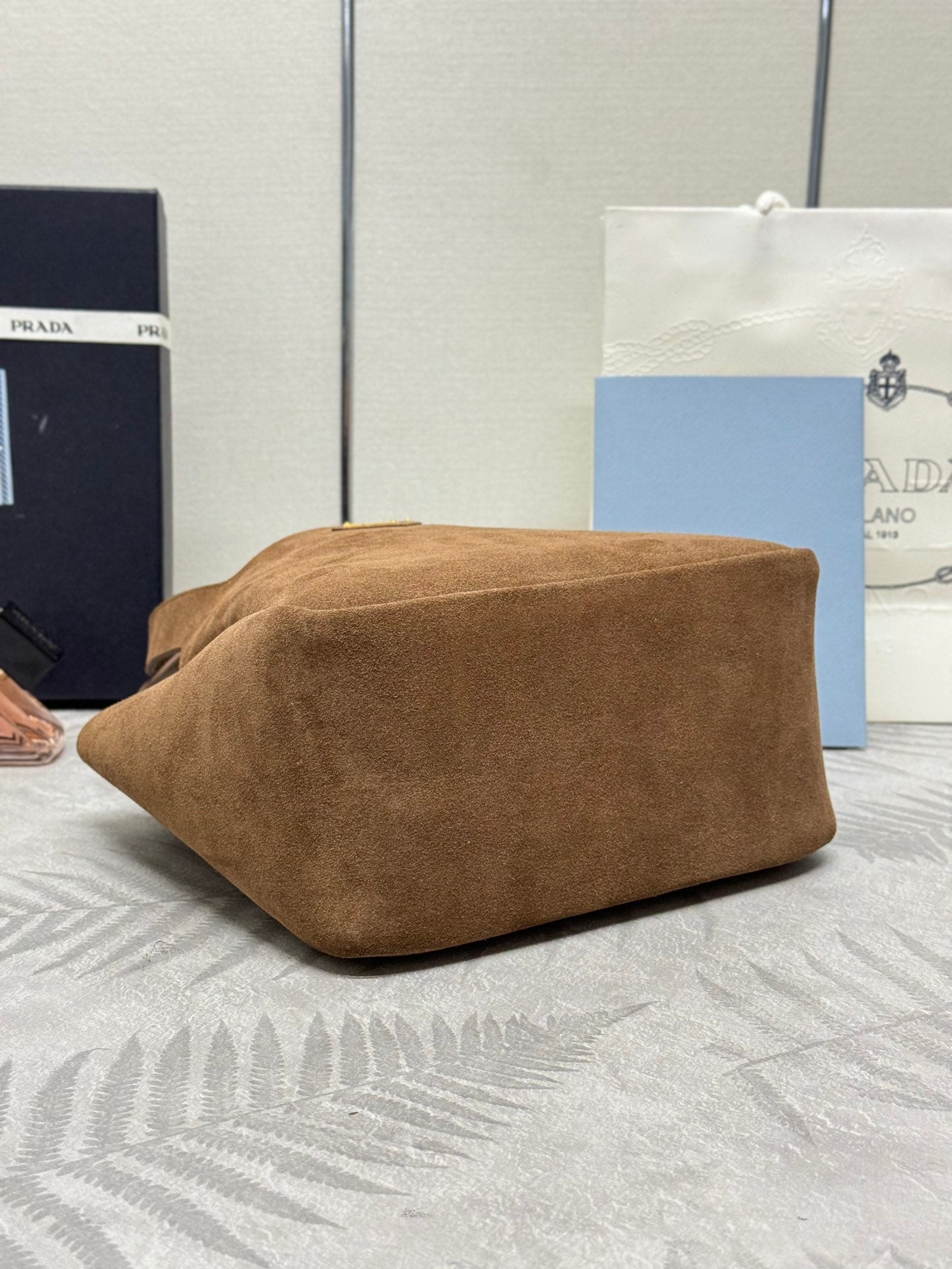 TOTE BAG 25 IN CHERRY WOOD SUEDE GOLD LOGO mysite