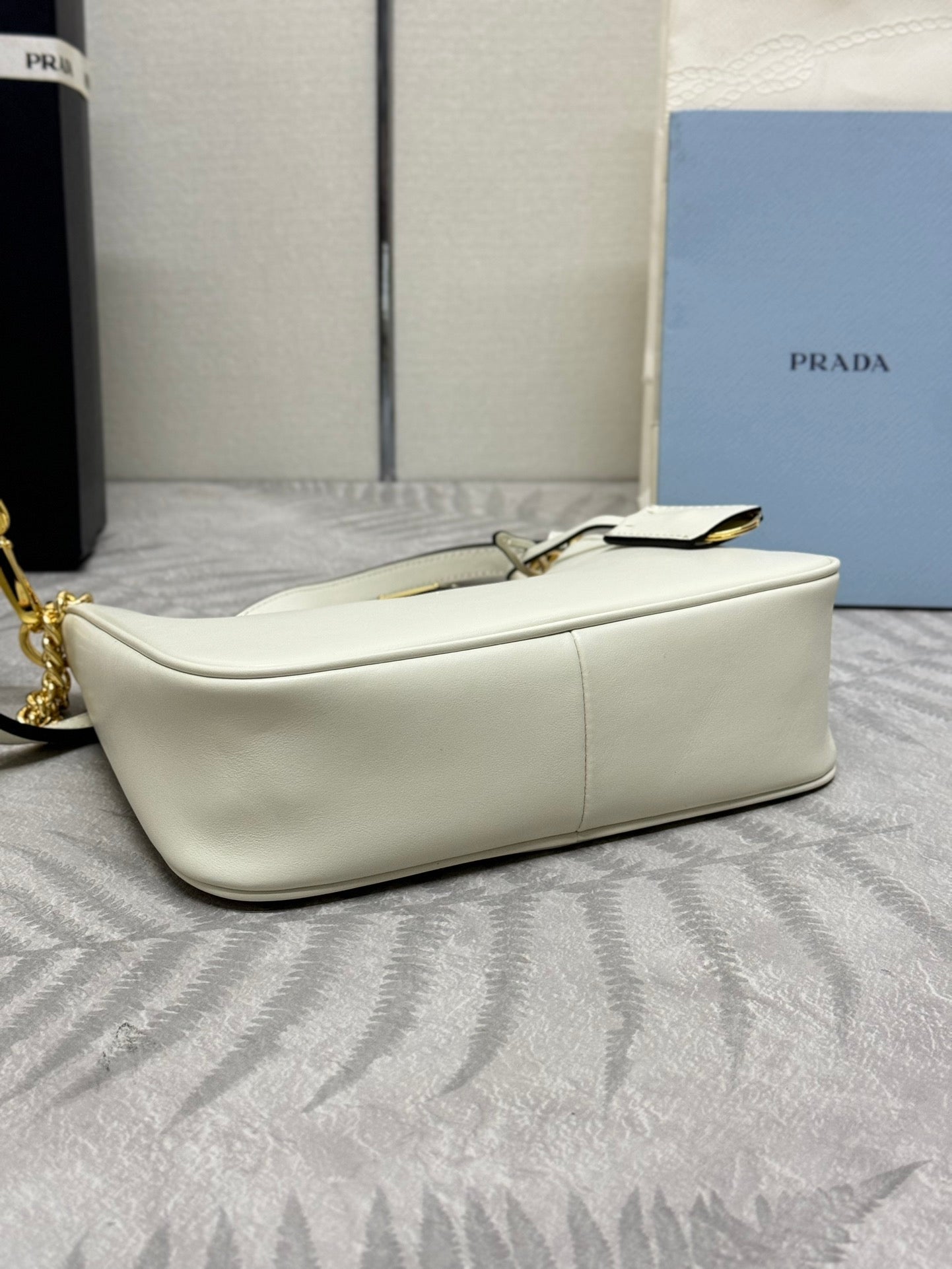 HOBO BAG 23 IN WHITE NAPPA LAMBSKIN GOLD CHAIN mysite