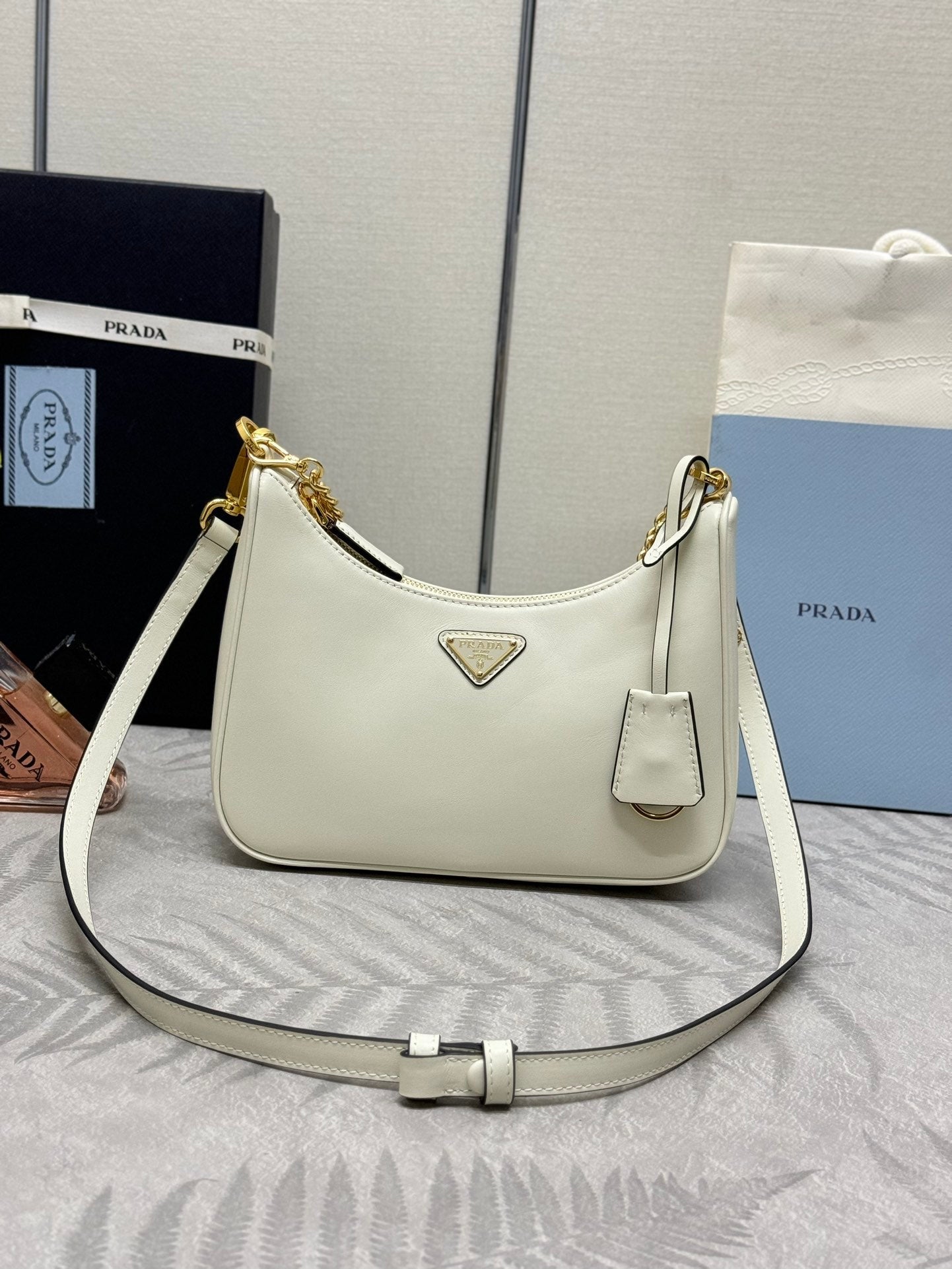 HOBO BAG 23 IN WHITE NAPPA LAMBSKIN GOLD CHAIN mysite