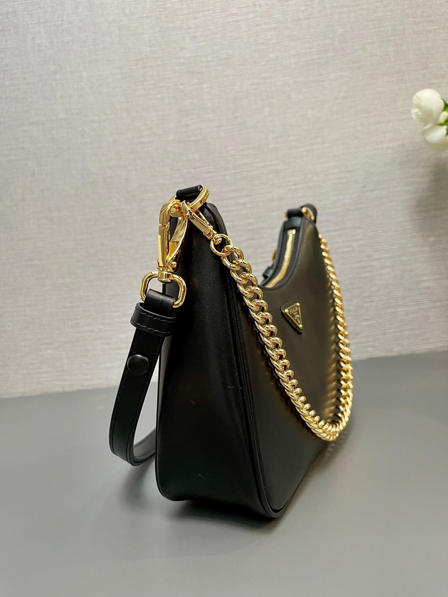 HOBO BAG 23 IN BLACK SMOOTH NAPPA LAMBSKIN GOLD HARDWARE mysite