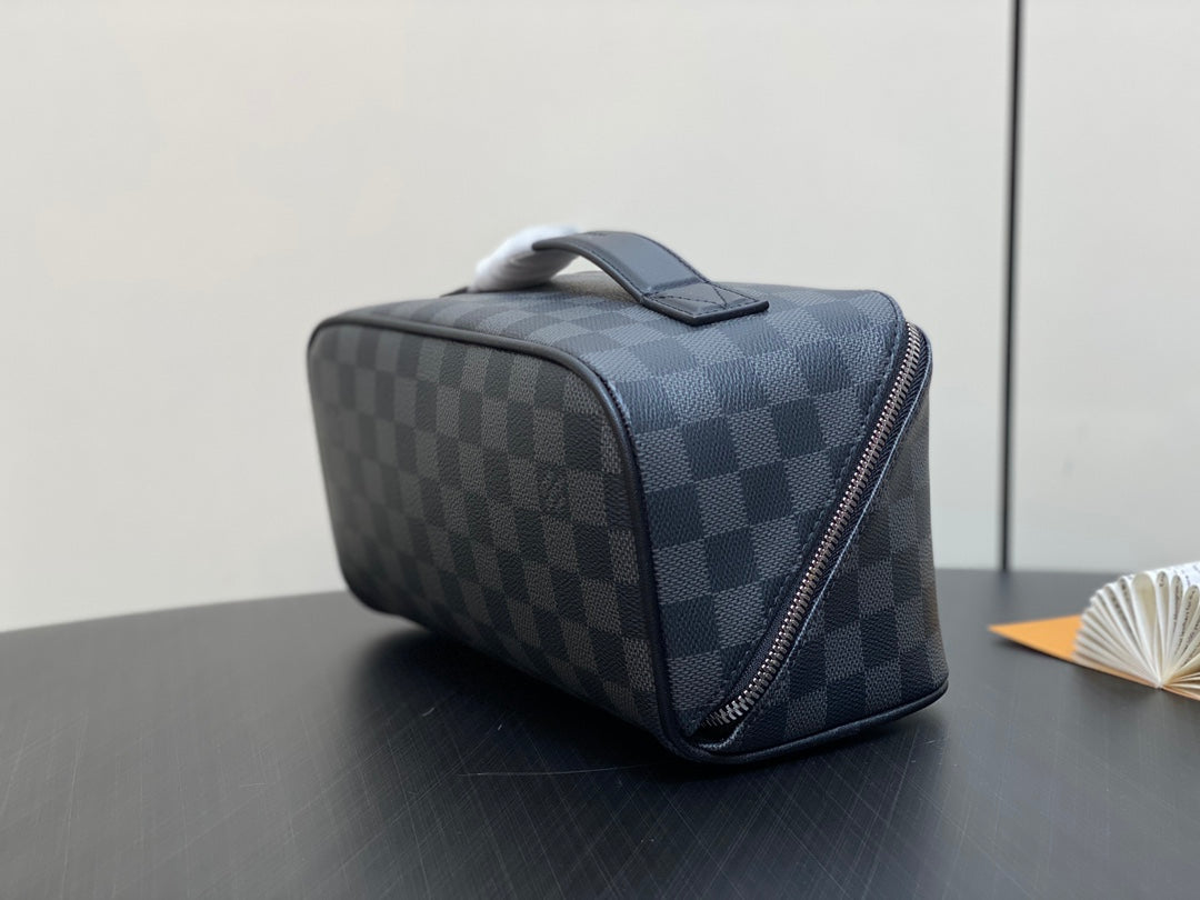TOILETRY BAG 24 IN BLACK DAMIER GRAPHITE CANVAS mysite
