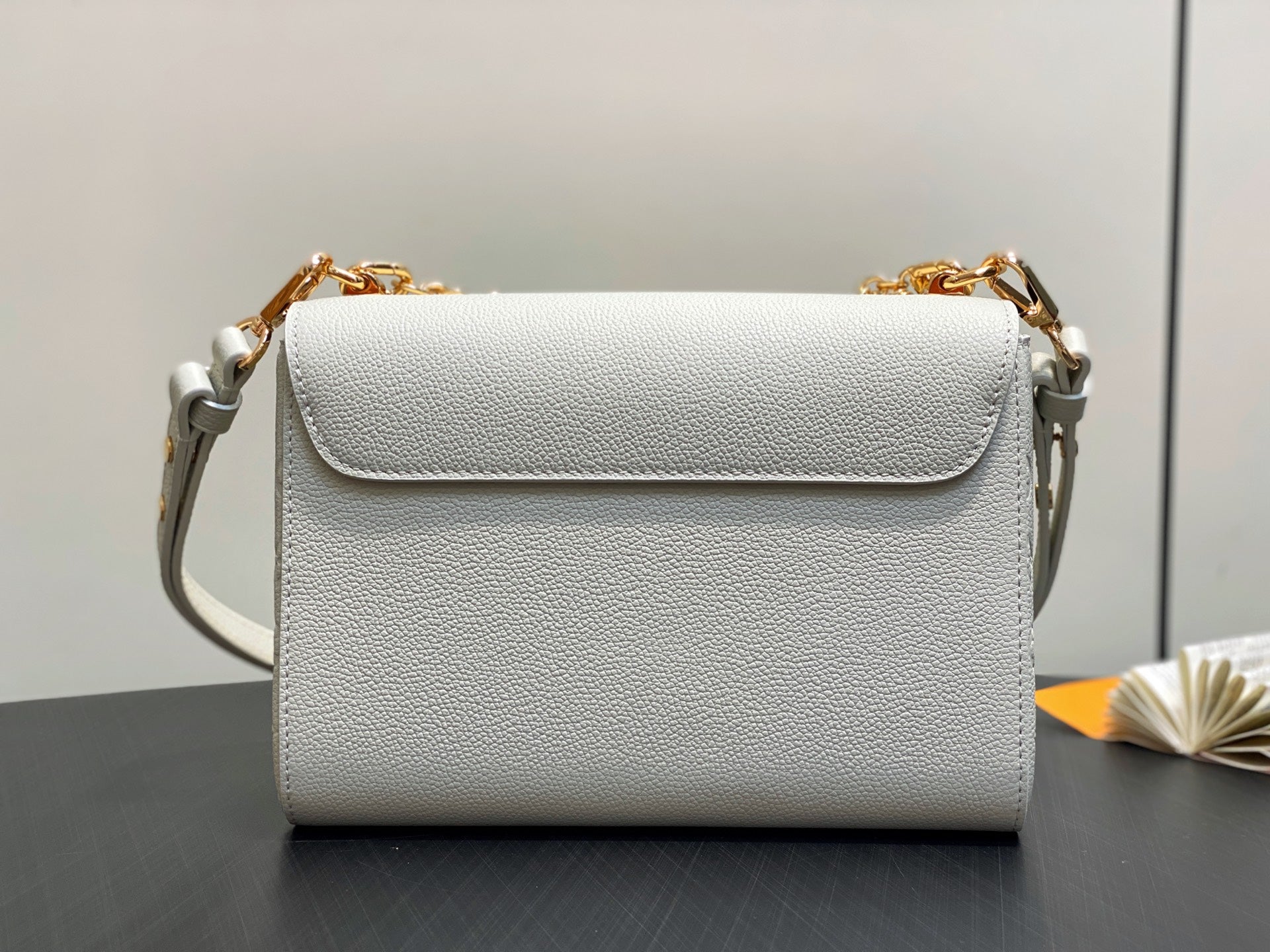 Twist MM Slim 23cm Cream Calfskin mysite