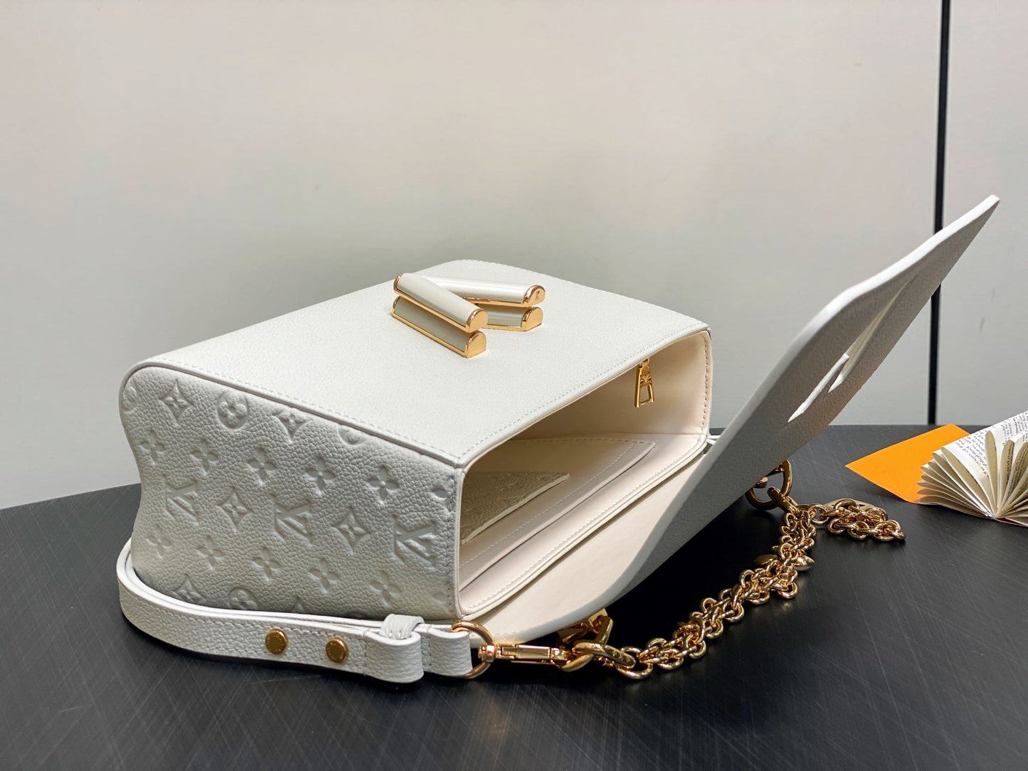 Twist MM Slim 23cm Cream Calfskin mysite