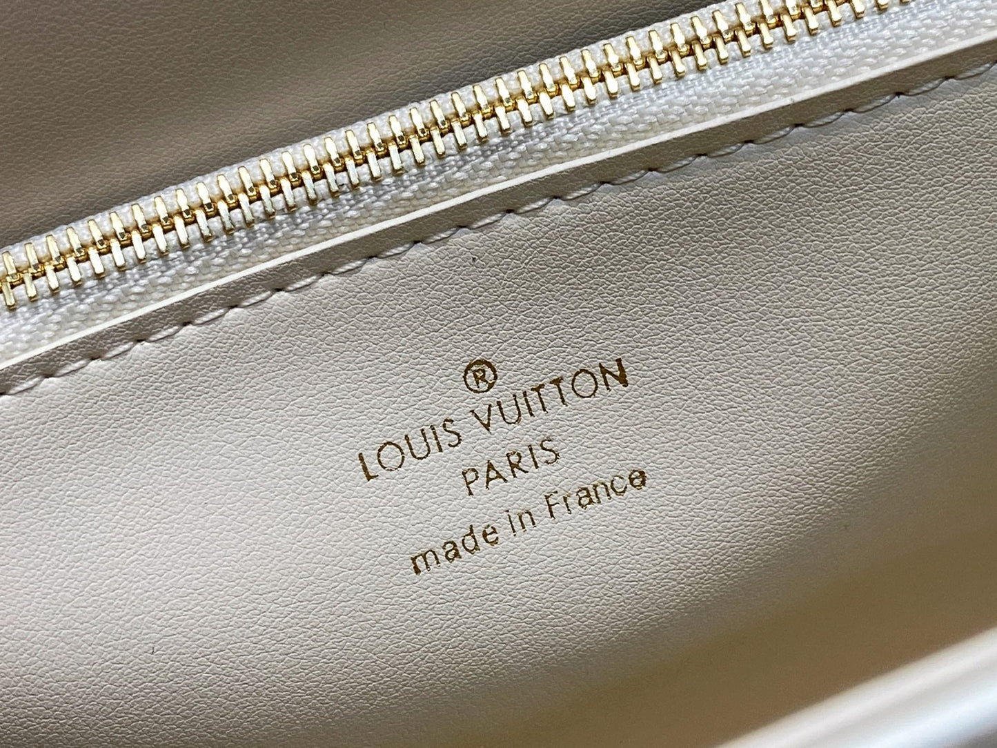 Twist MM Slim 23cm Cream Calfskin mysite