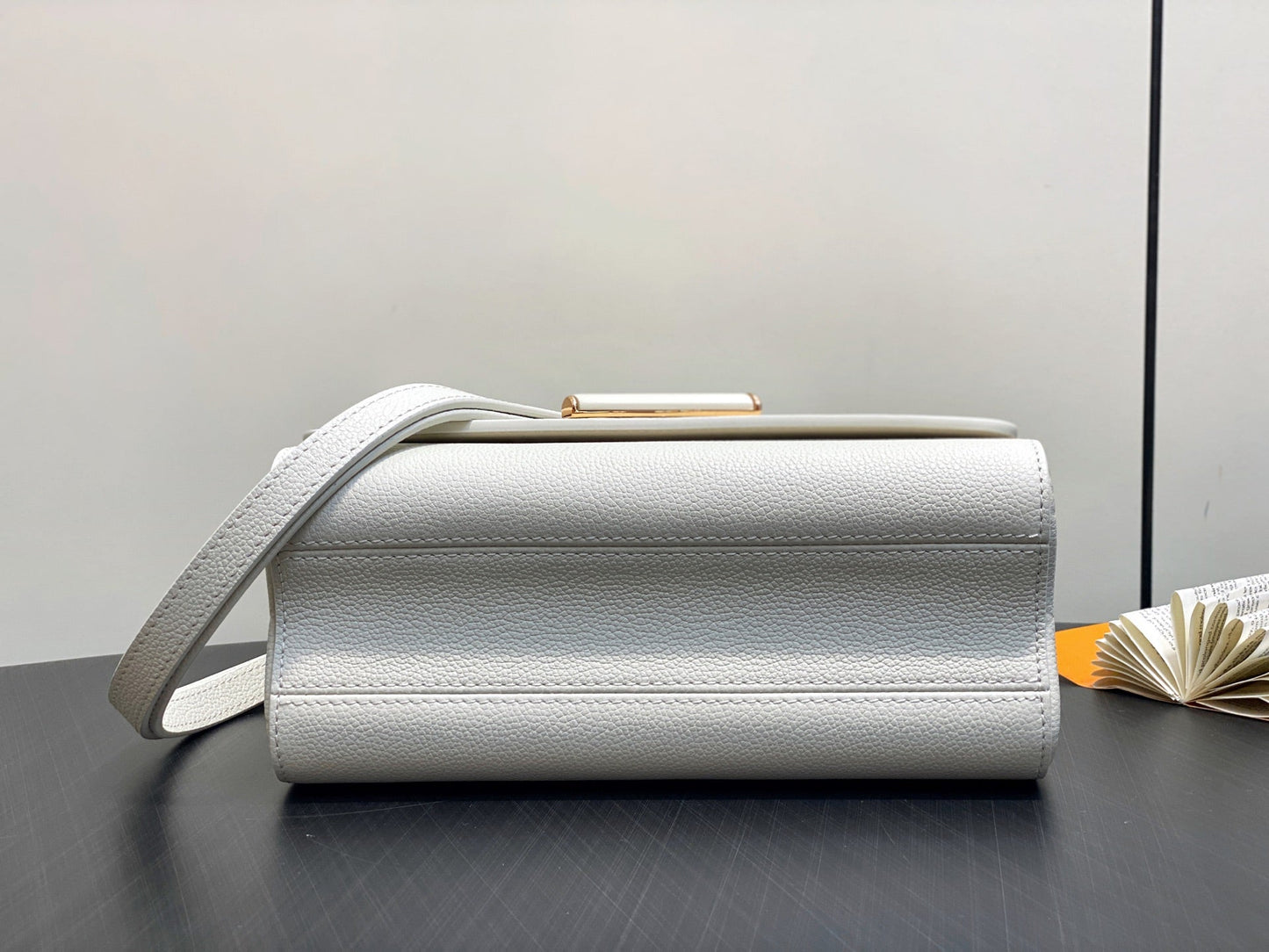 Twist MM Slim 23cm Cream Calfskin mysite