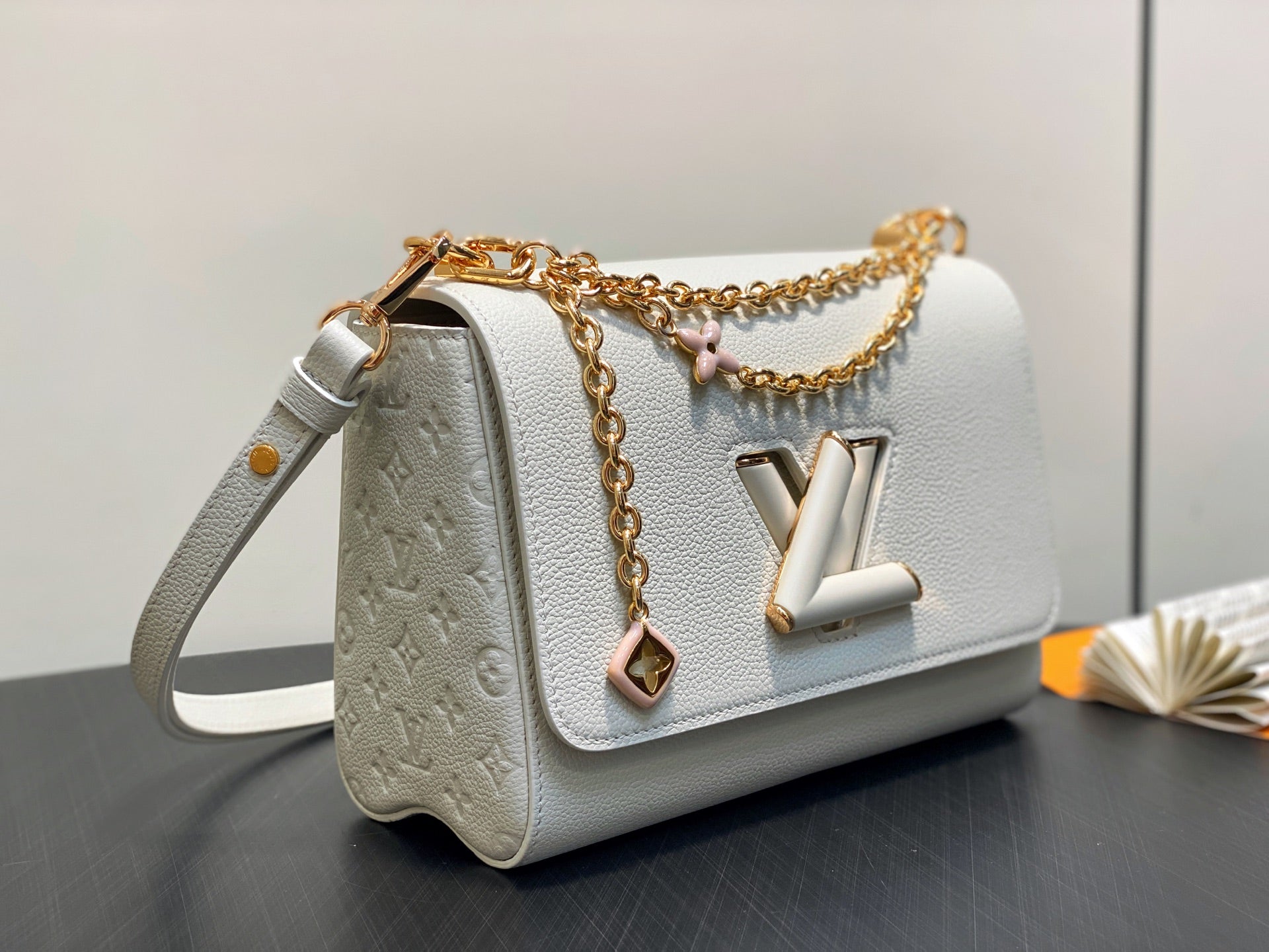 Twist MM Slim 23cm Cream Calfskin mysite