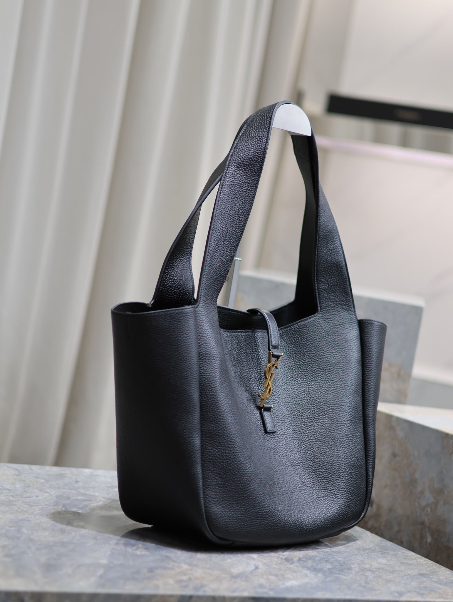 LE 5 À 7 BEA TOTE BAG 50 IN BLACK LAMBSKIN GOLD LOGO mysite