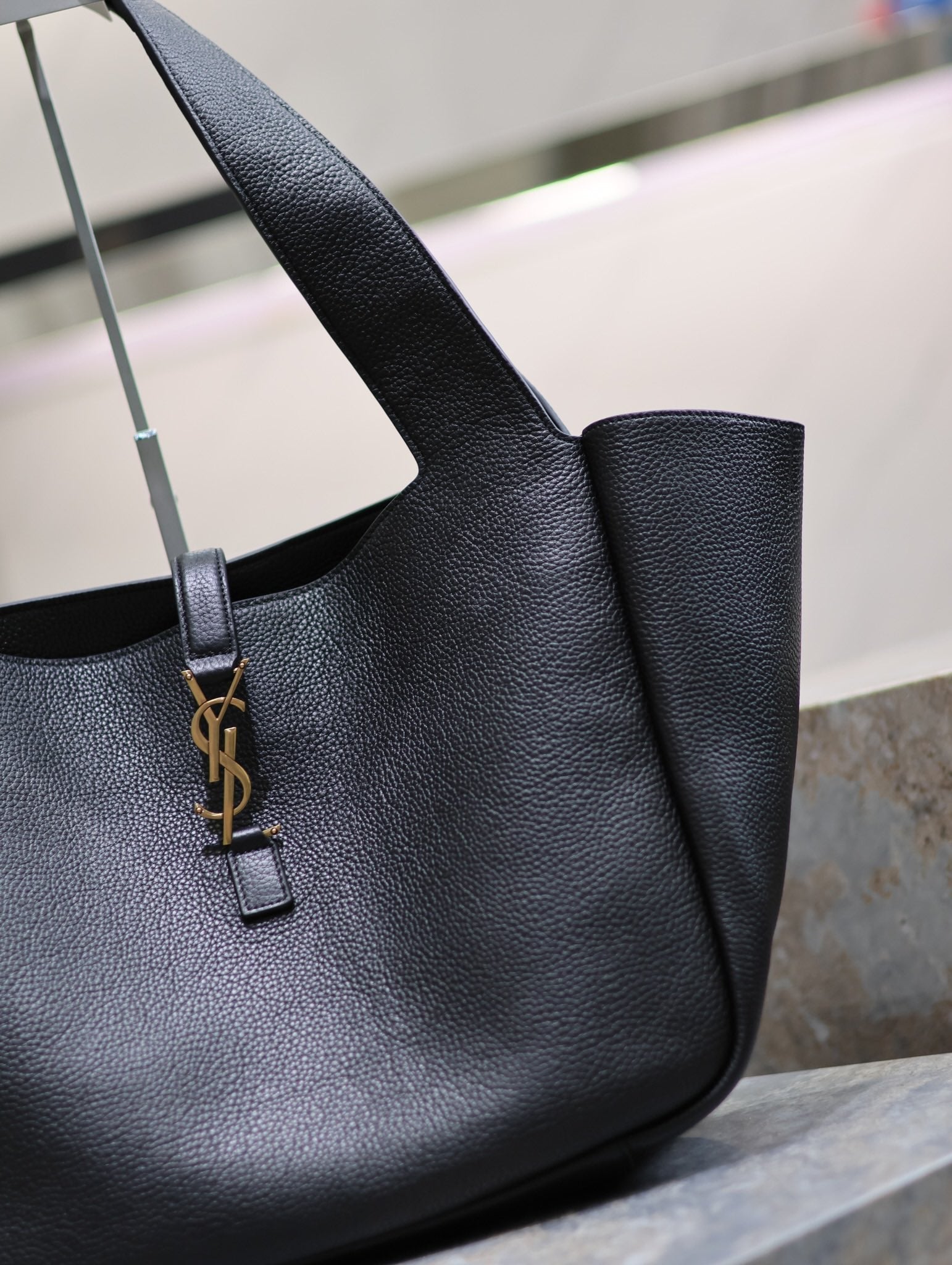 LE 5 À 7 BEA TOTE BAG 50 IN BLACK LAMBSKIN GOLD LOGO mysite