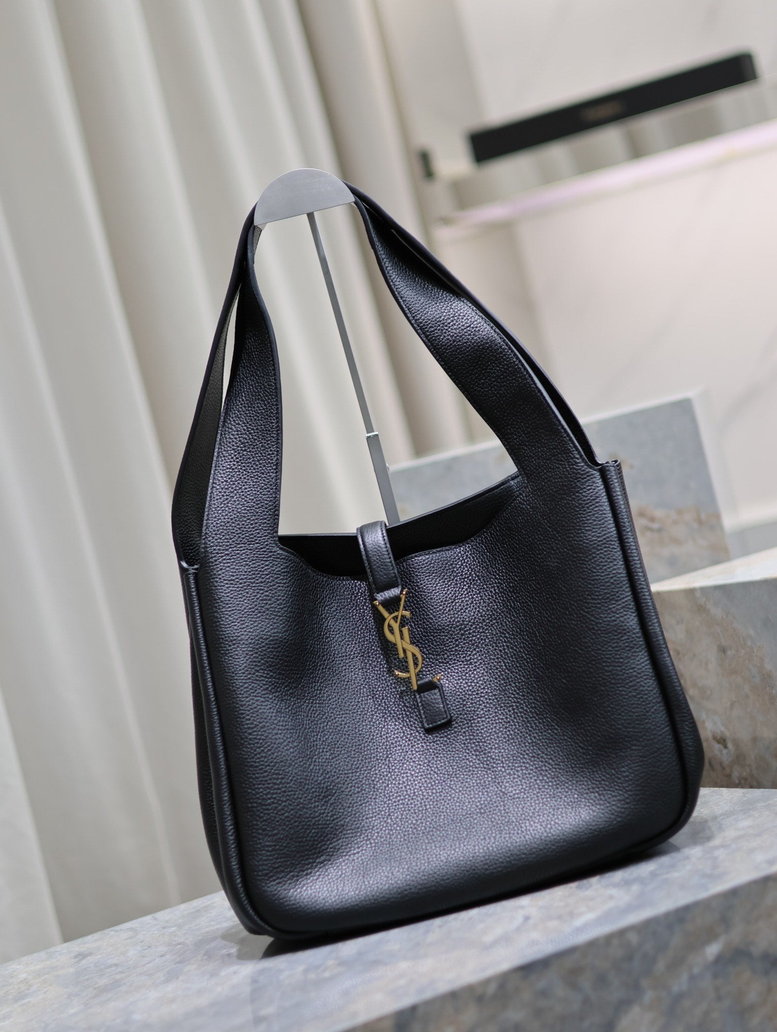 LE 5 À 7 BEA TOTE BAG 50 IN BLACK LAMBSKIN GOLD LOGO mysite