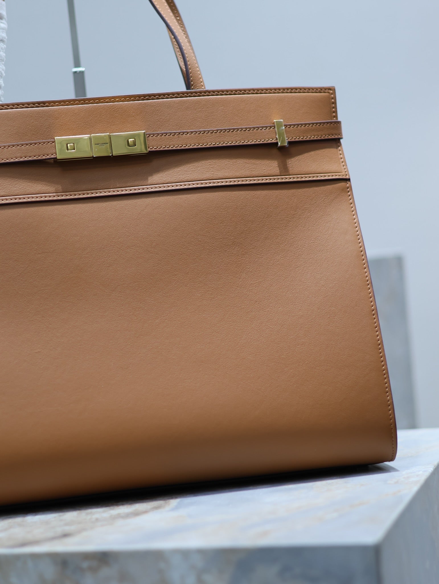 MANHATTAN SHOPPING BAG 40 IN TAWNY BROWN SMOOTH LAMBSKIN GOLD BUCKLE mysite