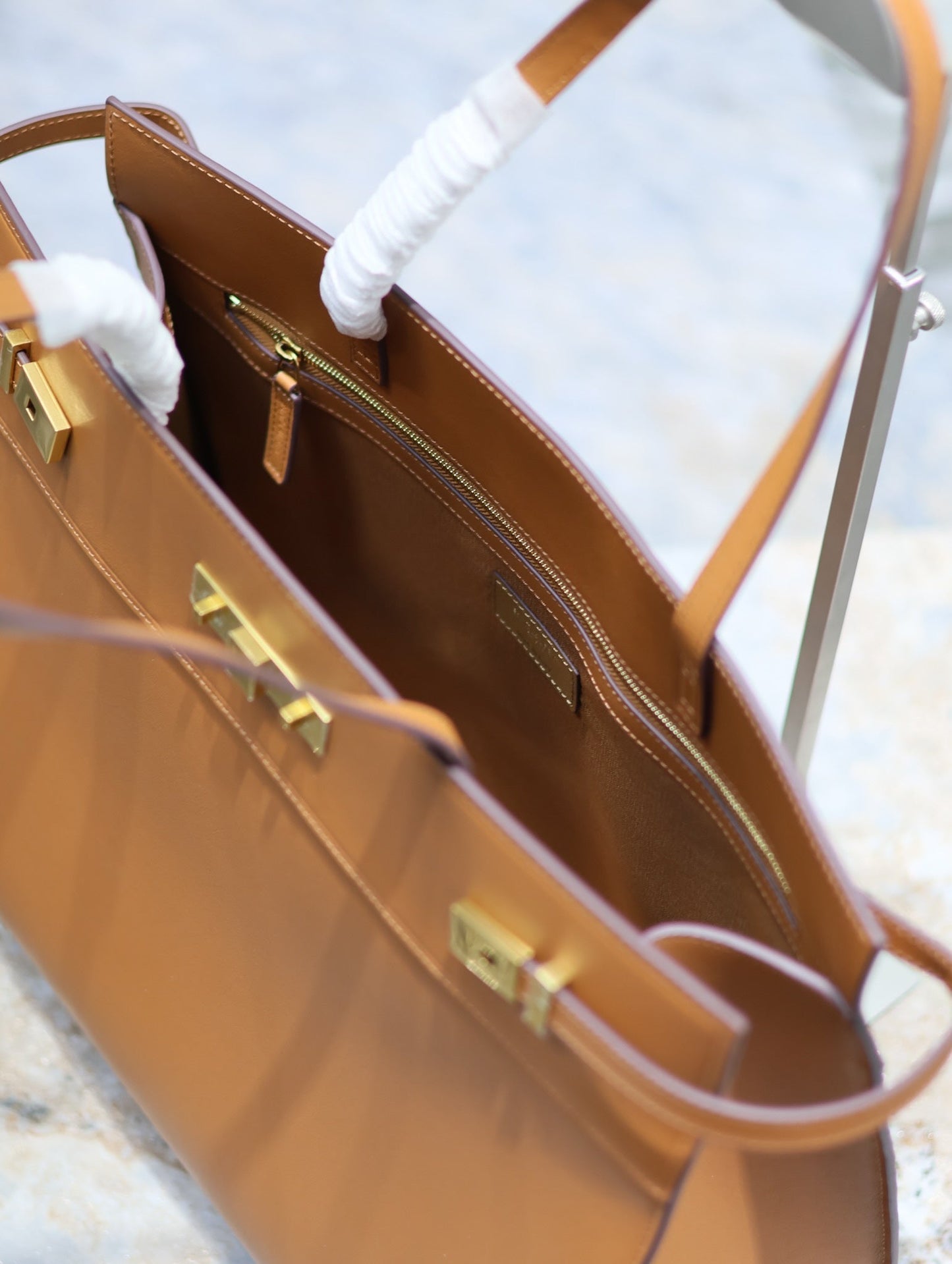 MANHATTAN SHOPPING BAG 40 IN TAWNY BROWN SMOOTH LAMBSKIN GOLD BUCKLE mysite