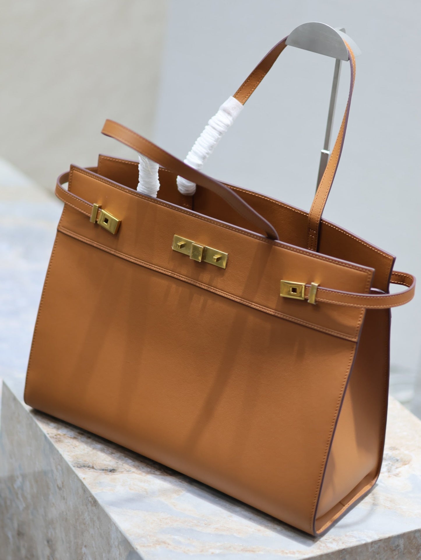 MANHATTAN SHOPPING BAG 40 IN TAWNY BROWN SMOOTH LAMBSKIN GOLD BUCKLE mysite