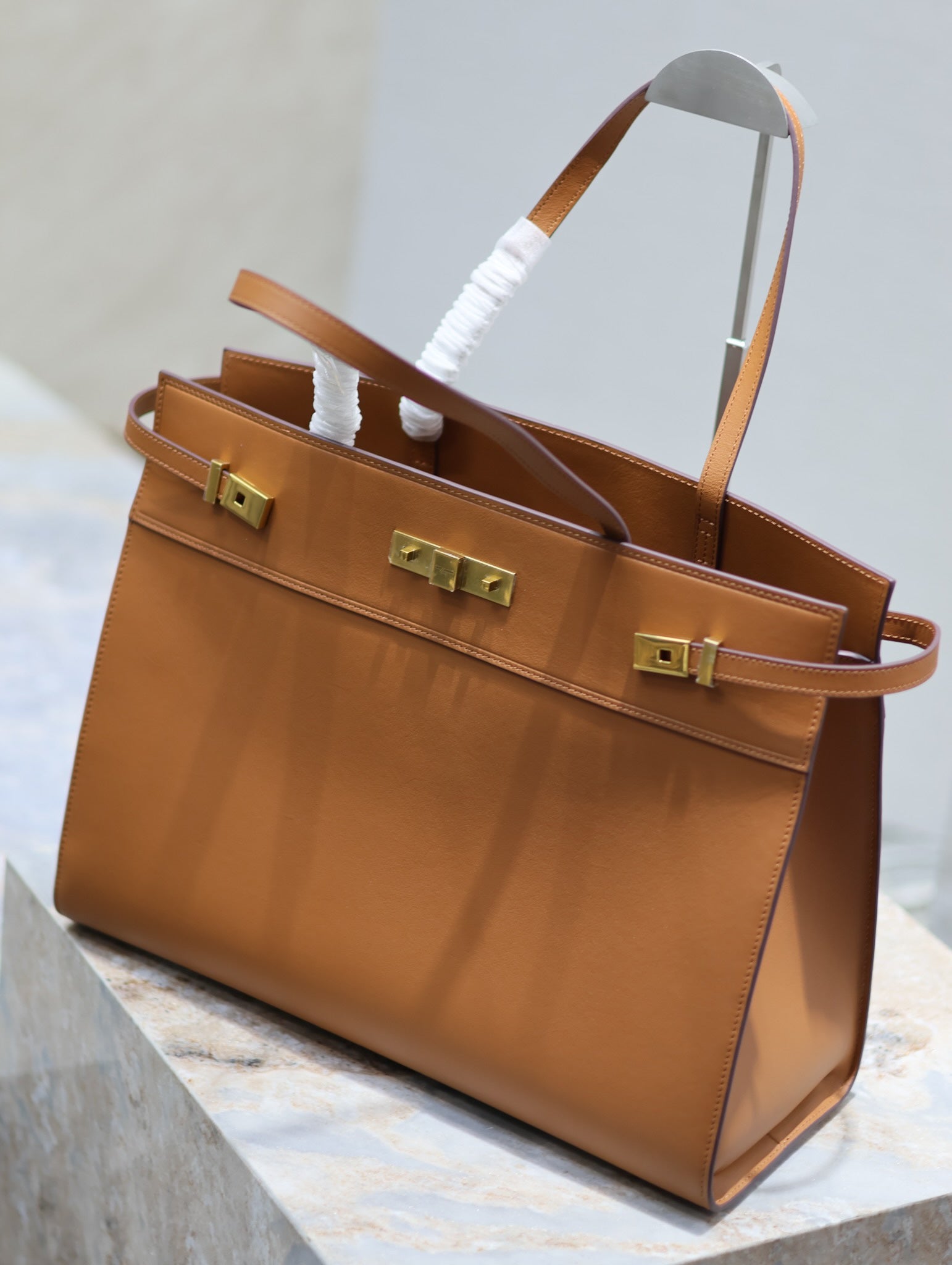 MANHATTAN SHOPPING BAG 40 IN TAWNY BROWN SMOOTH LAMBSKIN GOLD BUCKLE mysite