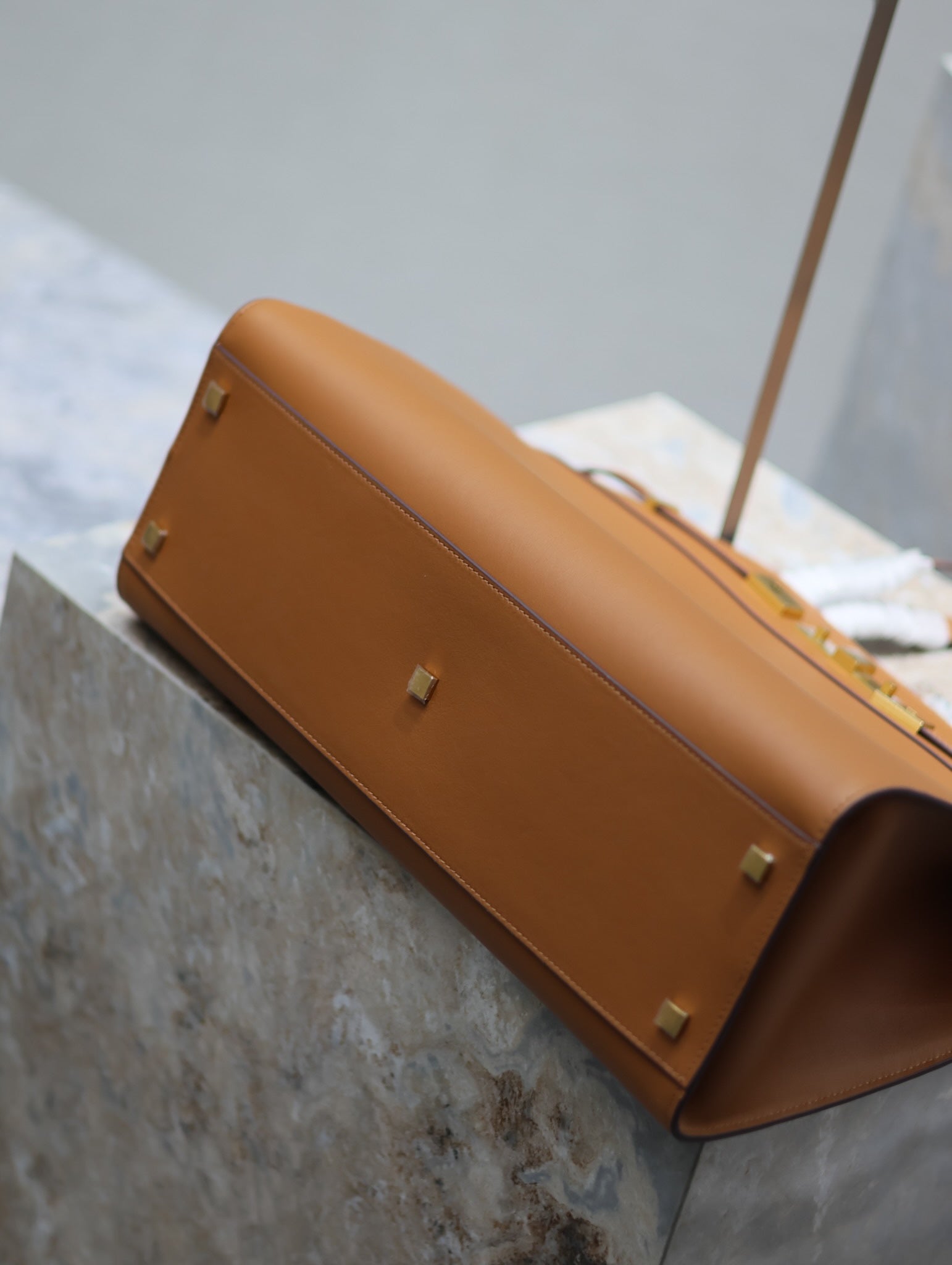 MANHATTAN SHOPPING BAG 40 IN TAWNY BROWN SMOOTH LAMBSKIN GOLD BUCKLE mysite