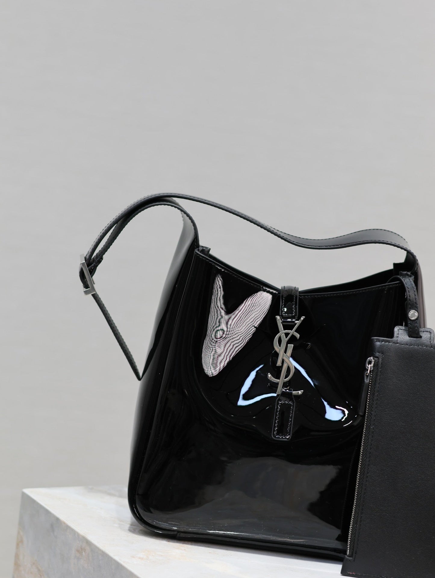 le 5a7 small 23cm black patent calfskin mysite