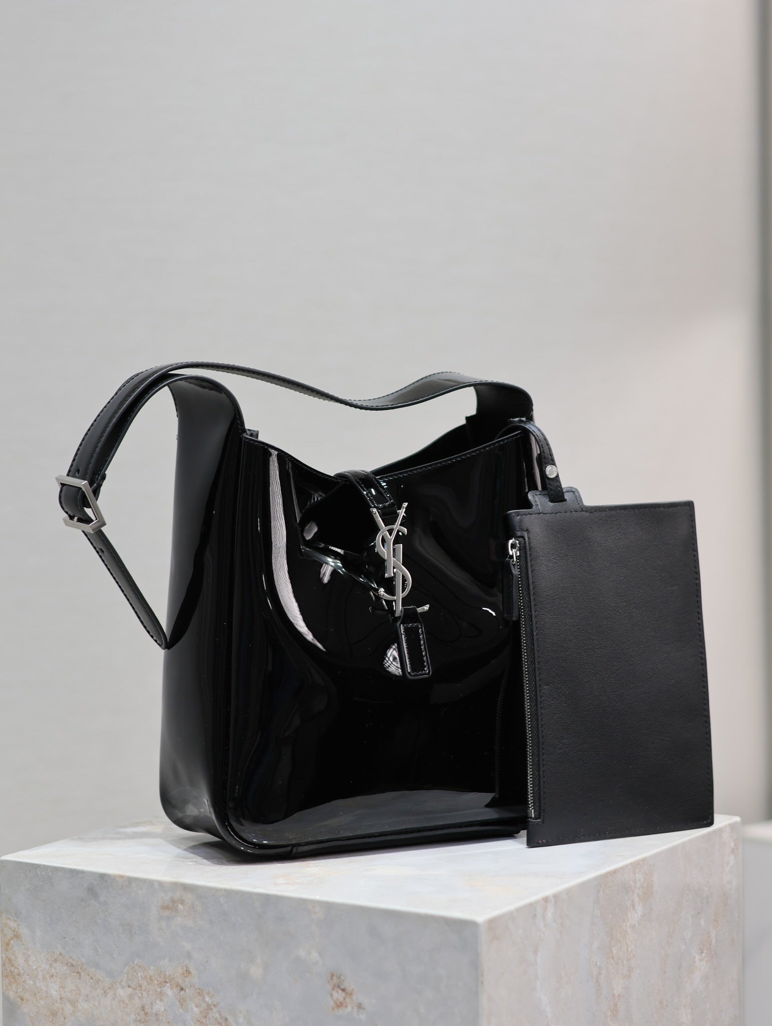 le 5a7 small 23cm black patent calfskin mysite