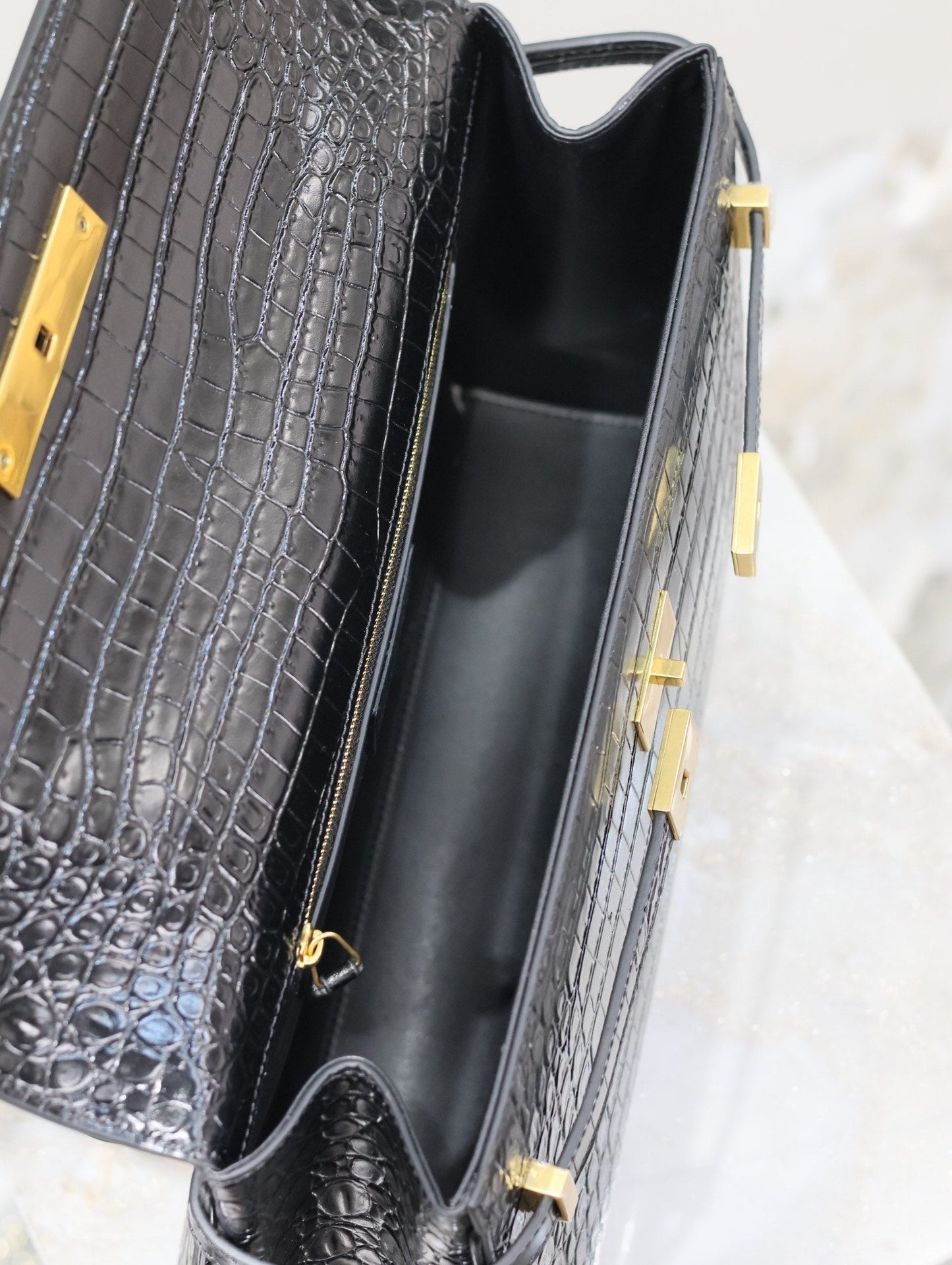 MANHATTAN HANDBAG 32 IN BLACK CROCODILE-EMBOSSED CALFSKIN GOLD HARDWARE mysite