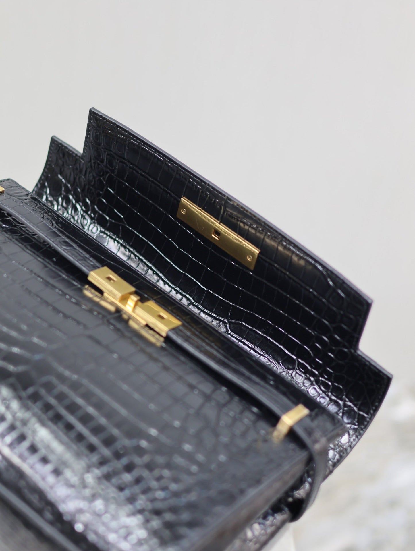 MANHATTAN HANDBAG 32 IN BLACK CROCODILE-EMBOSSED CALFSKIN GOLD HARDWARE mysite