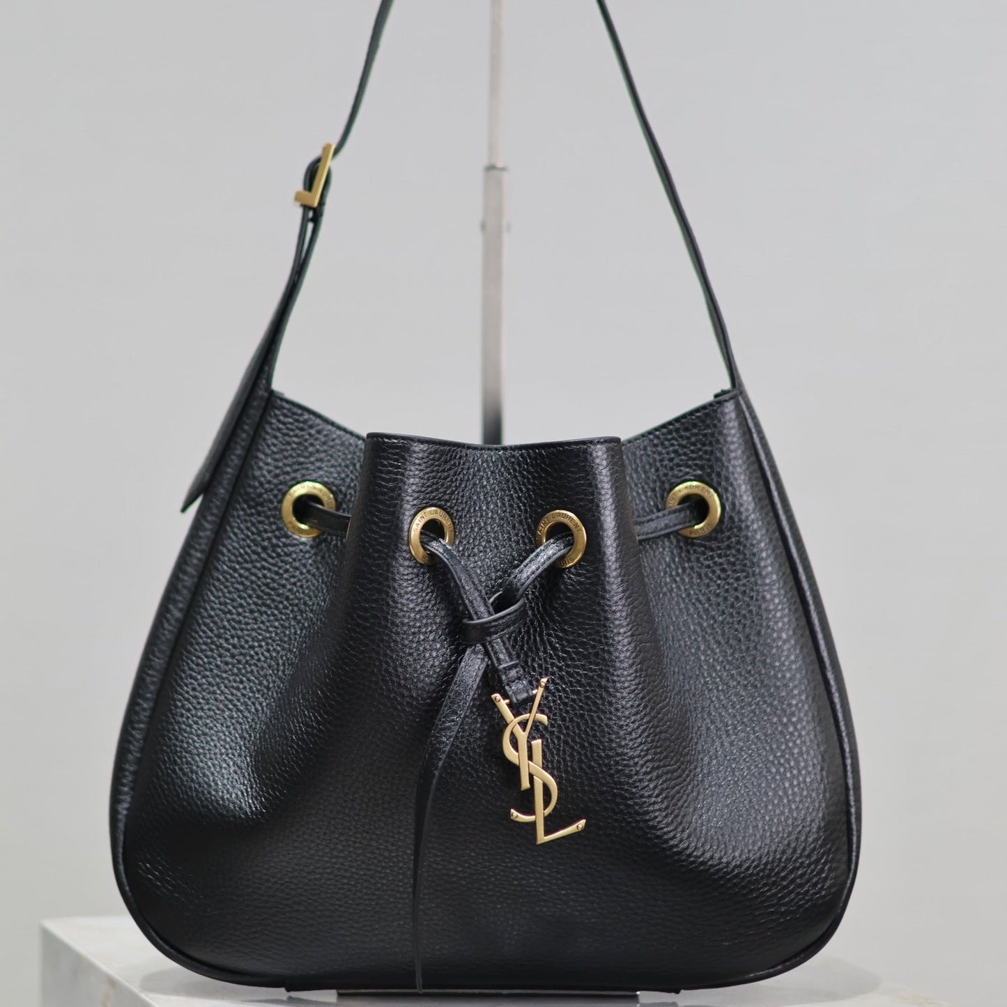 PARIS VII SMALL HOBO 30 IN BLACK GRAINED LEATHER GOLD HARDWARE mysite