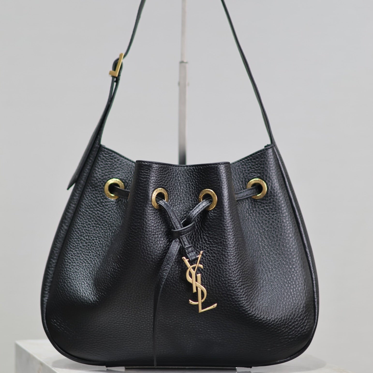 PARIS VII SMALL HOBO 30 IN BLACK GRAINED LEATHER GOLD HARDWARE mysite