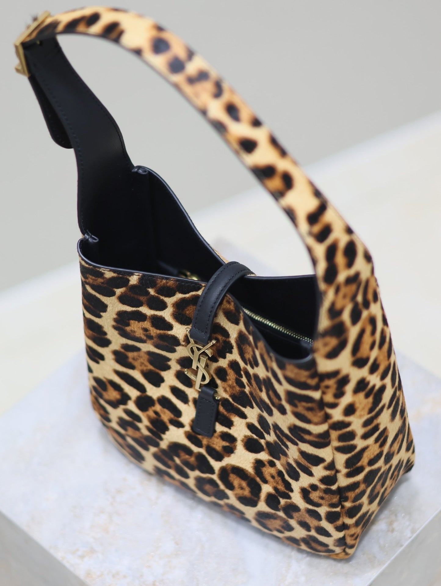 LE 5 À 7 SMALL SUPPLE 23 IN LEOPARD PRINT CALFSKIN mysite