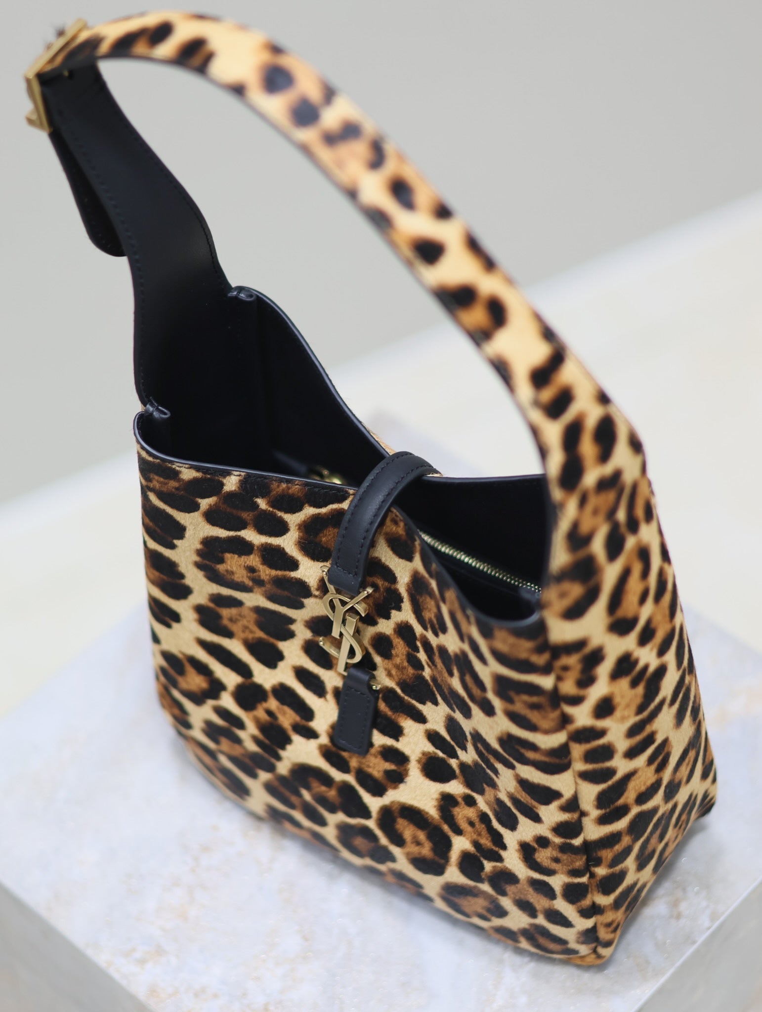 LE 5 À 7 SMALL SUPPLE 23 IN LEOPARD PRINT CALFSKIN mysite