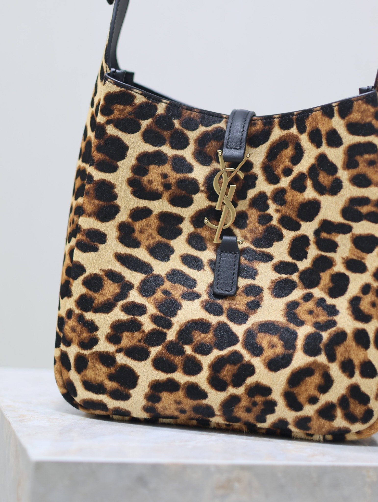 LE 5 À 7 SMALL SUPPLE 23 IN LEOPARD PRINT CALFSKIN mysite
