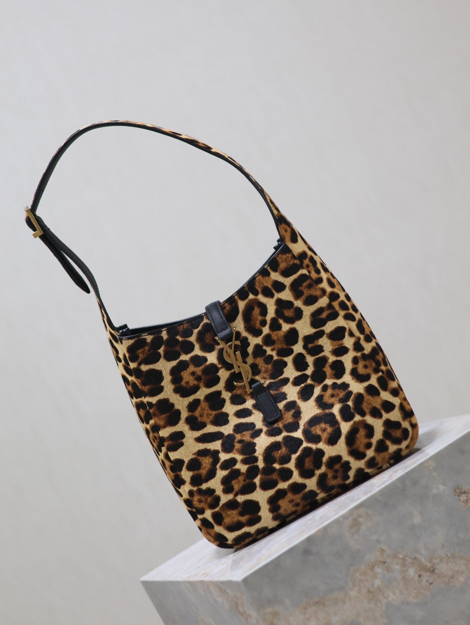 LE 5 À 7 SMALL SUPPLE 23 IN LEOPARD PRINT CALFSKIN mysite