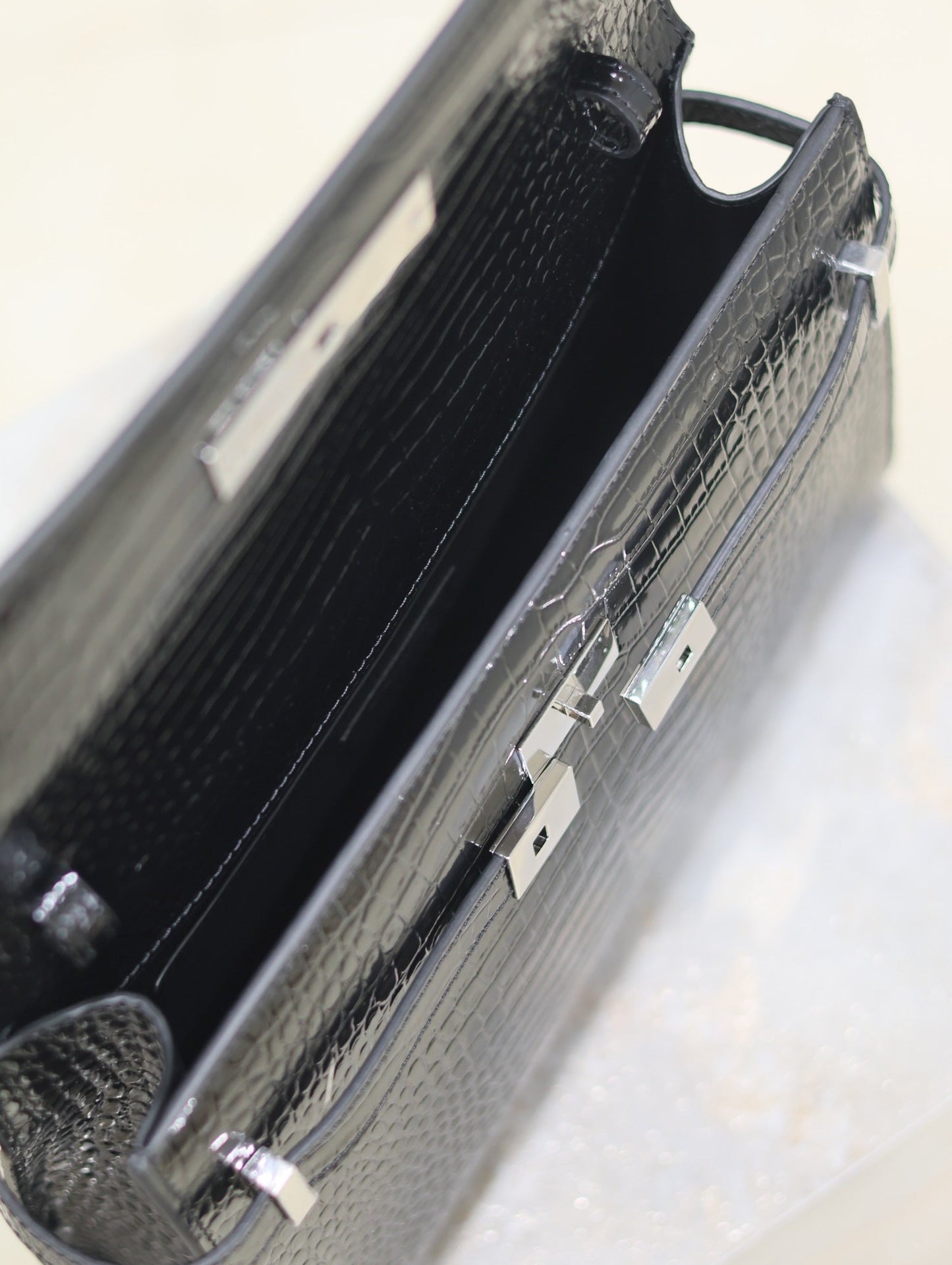 MANHATTAN MEDIUM 29 IN BLACK CROCODILE-EMBOSSED CALFSKIN SILVER BUCKLE mysite