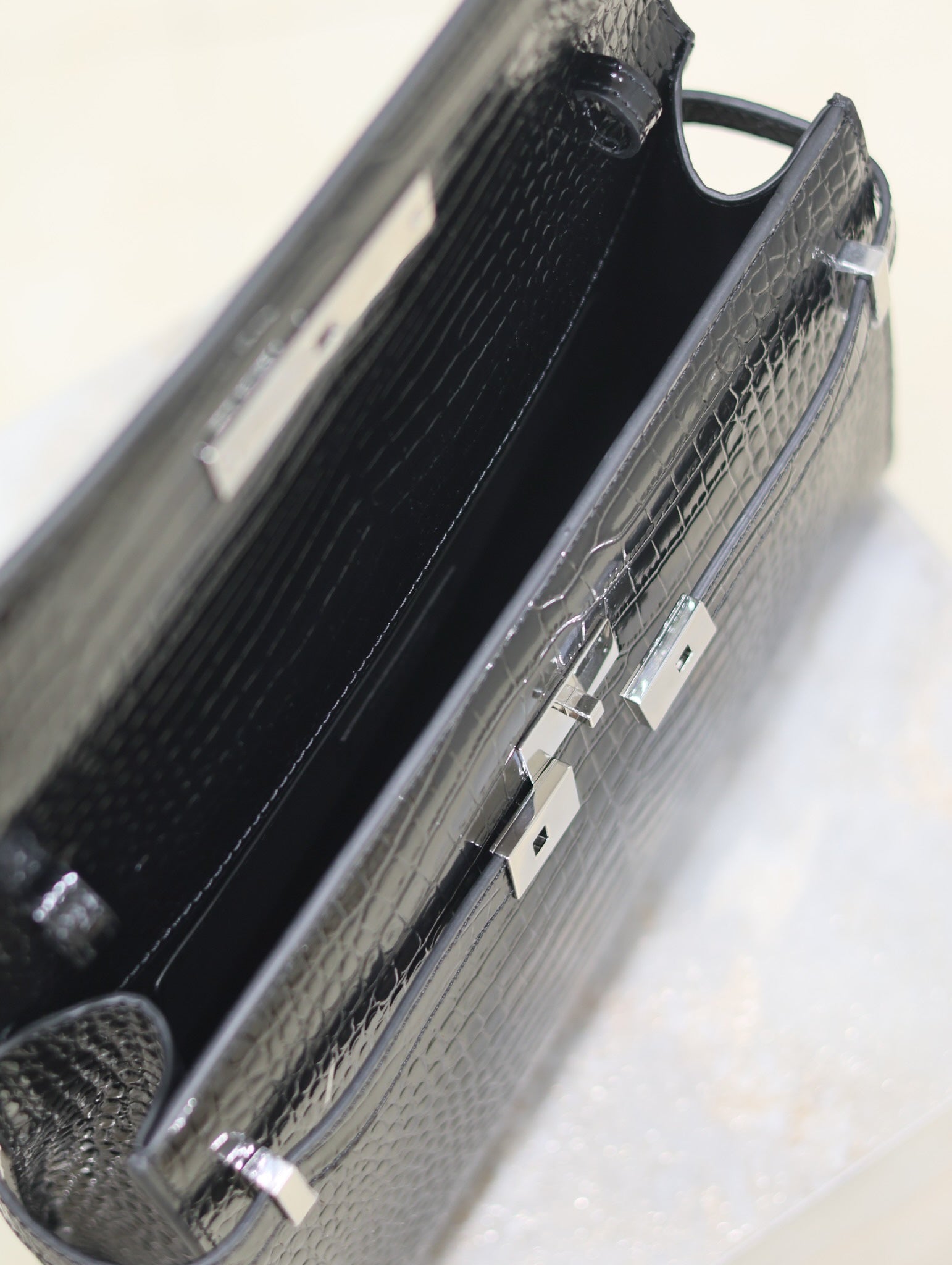 MANHATTAN MEDIUM 29 IN BLACK CROCODILE-EMBOSSED CALFSKIN SILVER BUCKLE mysite