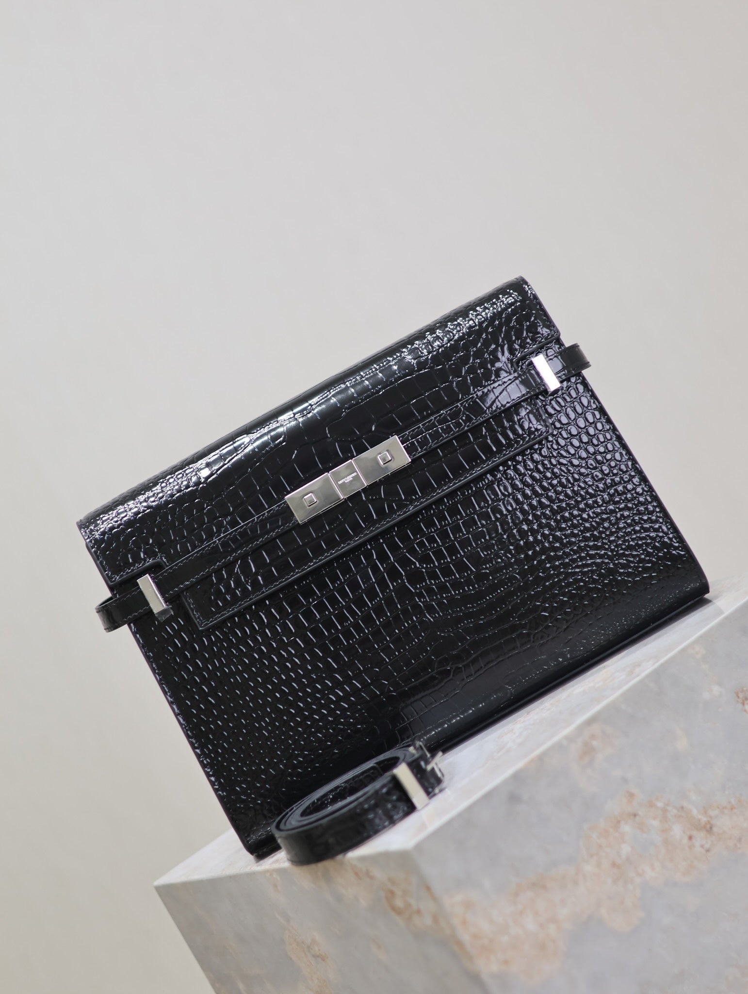 MANHATTAN MEDIUM 29 IN BLACK CROCODILE-EMBOSSED CALFSKIN SILVER BUCKLE mysite